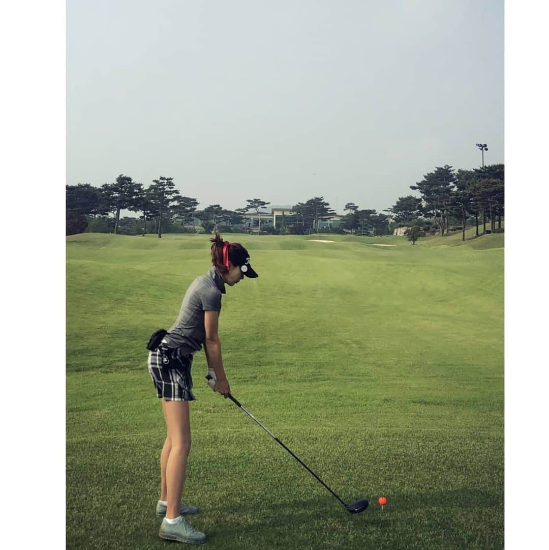 キム・ユンギョンさんのインスタグラム写真 - (キム・ユンギョンInstagram)「* . 그렇게 좋아하는 #골프 ⛳ #운동 바쁠땐 잠시 멈춰야겠지.. .  그치만 넘 생각나ㅜㅜ . 잘 치고 싶은 맘은 마음일뿐ㅋㅋ . 연습부족🙄 . . . . #골프치는여자  #코로나 떠나면 잘못된 스윙도 떠나가라!! . #정교함 이_필요해 #스윙교정 언제까지😭 #목표 한바_이루기! #골프웨어 #골프패션 #김윤경」5月21日 6時57分 - _yun_kyung__