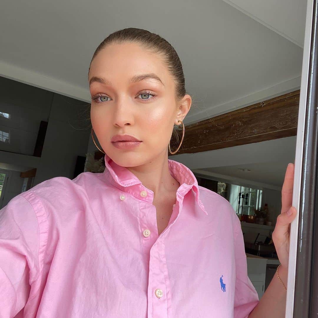 ジジ・ハディッドのインスタグラム：「Had so much fun on @maybelline LIVE this afternoon with my girl @erinparsonsmakeup doing the ‘natural / zoom meeting-ready’ glam tutorial you guys chose via yesterday’s poll ! 💓 Hope you enjoyed it toooo ! In case you missed it, the Live is saved on Maybelline’s profile ☺️ swipe → for the products I used today xx #ad」