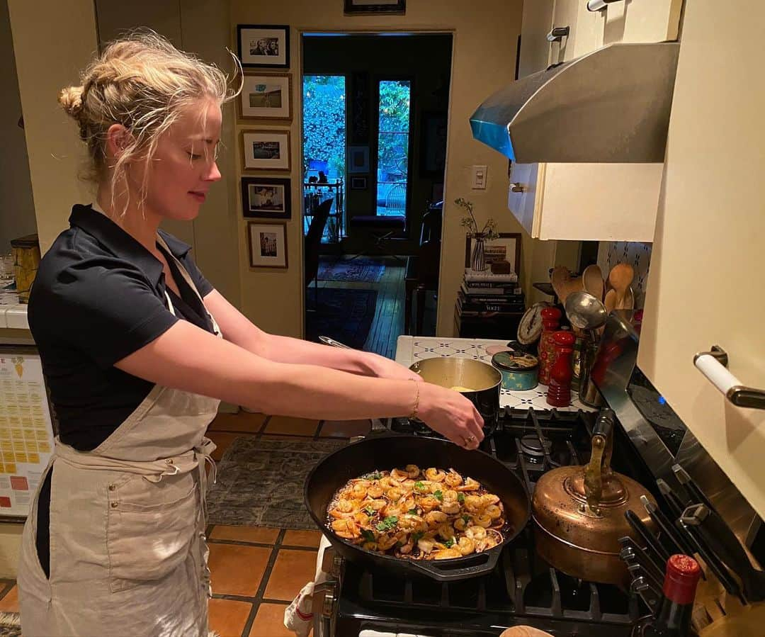 アンバー・ハードさんのインスタグラム写真 - (アンバー・ハードInstagram)「The love affair with my cast iron skillet continues..」5月21日 7時13分 - amberheard