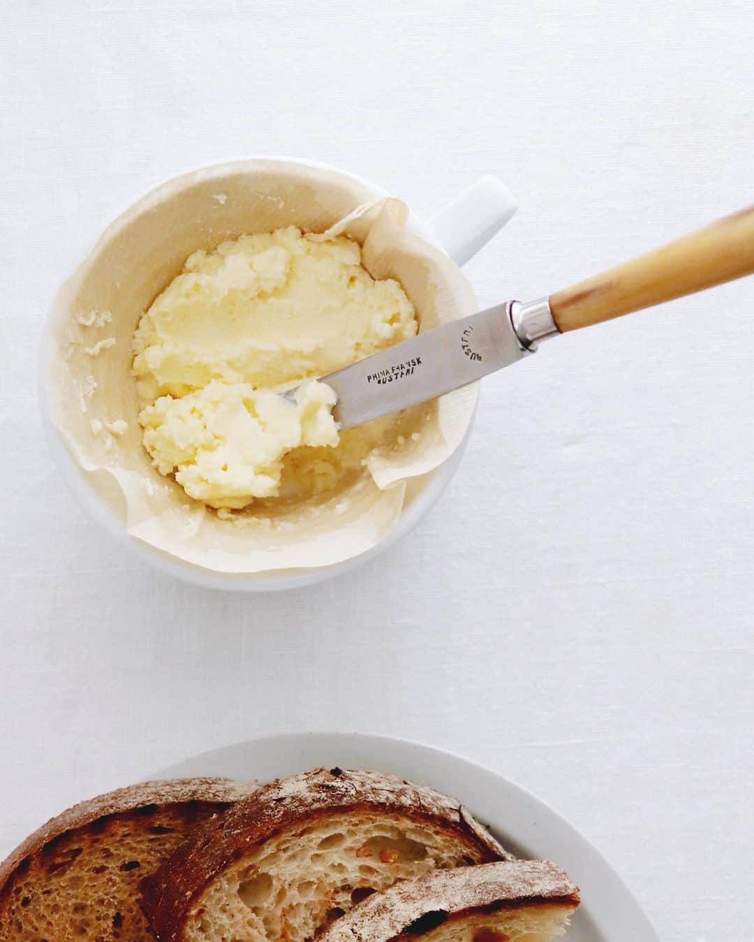 樋口正樹さんのインスタグラム写真 - (樋口正樹Instagram)「bread & butter . 今朝は手作りバターと ４種のパンの食べ比べ。 . 手作りバターは簡単に 生クリームをガーッと ハンドブレンダー使い 攪拌して、塩を混ぜて、 水切りした作り立ての フレッシュ感あるもの。 焼き立てのトーストに とても馴染みやすくて おいしく楽しめますよ。 👉#手作りバター . パン４枚は石窯パンの タカキベーカリーより ナマコ型の定番３枚と 今月の新商品の１枚で . ・全粒粉ブレッド ・ライ麦粒のパン ・レーズンブレッド ・北海道小豆ブレッド ←新 . タカキベーカリーはこちら 👉@takaki_bakery_official . . . #パンとバター #トースト #食べ比べ #バター #相性抜群 #日々を楽しむ #石窯ライ麦粒のパン #石窯全粒粉ブレッド #石窯レーズンブレッド #石窯北海道小豆ブレッド #石窯パン #タカキベーカリー #パン部 #パンスタグラム #パン大好き #パン好きな人と繋がりたい #パンのある暮らし #takakibakery #breadandbutter」5月21日 7時24分 - higuccini