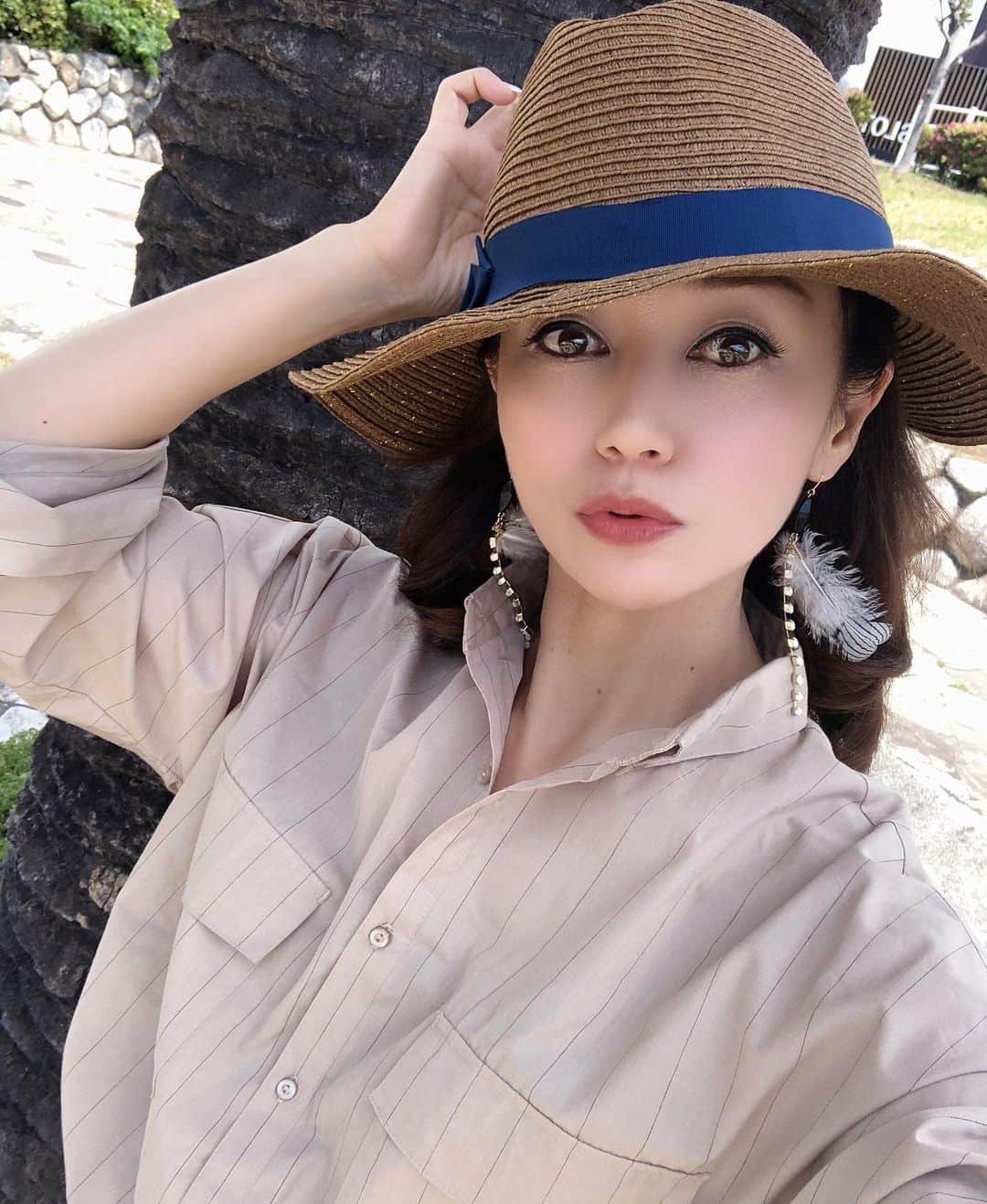 のインスタグラム：「おはようございます🌞 今日も晴れて気持ちが良いですね！ . 今日も昼間は暑くなりそう . マスク着用でちょっと大変ですが、 体調に気を付けてくださいね。 . いつかのコーデ . サファリスタイルコーデ . ミラウォーエンのシャツワンピースはつながっていて、本当は春のお出かけ着用したかったんだけど、外出禁止になったから、スーパーに着用が初になってしまった🤣 . 袖がロールアップできて、シャツは繋がってるから、いつもこんなふんわりした感じが保たれるのがいい👍 . 自粛生活の中でご近所にこんな南国風な公園があったのを知り、ちょっと得した気分、新たな発見ができました😊 . リゾート風🏝な木で、また雰囲気が違って、近所なのに全く気がつかなかったなあ。まだ、まだ他にもご近所発見できそう👍 . ワンピース　#milaowen  ブーツ　#sartore バック　#unitedarrows  ピアス　#retreful . 今日も笑顔で素敵な一日を😊 . いつもいいね👍コメント📝 ありがとうございます♥️ . . #いつかの日#ご近所散歩#新たな発見#サファリスタイルコーデ #ミラウォーエン#milaowen  #シャツワンピース #サルトレ#sartore#ユナイテッドアローズ #カゴバック#フェザーピアス #アラフィフ#アラフィフ女子#アラフィフコーデ#アラフィフファッション #笑顔#感謝#ありがとう#laboutiquedecarolアンバサダー応募2020」
