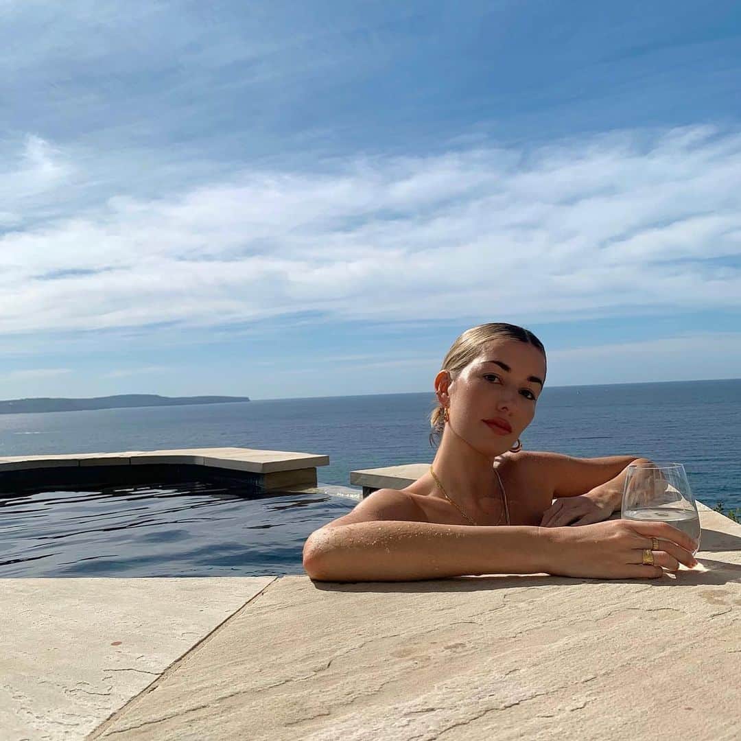 カルメン・ハミルトンのインスタグラム：「Love 💙 @vida_glow. Since I’ve been super-charging my H2O with the Marine Collagen sachets, my skin has felt so much more plump and hydrated, and my hair is growing so quickly that I can barely keep a bob past two months. Routine has never been my strong point, but this one’s worth sticking to 💙 #VidaGlow」