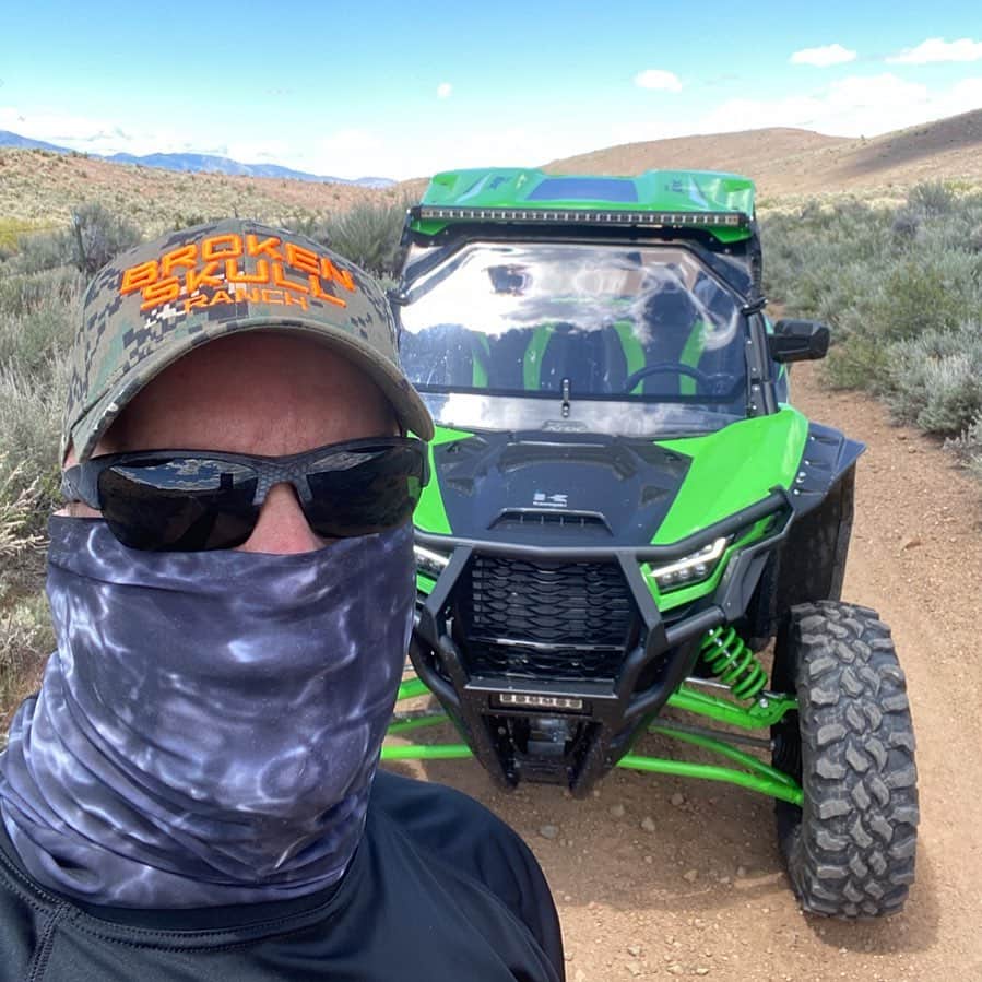 ストーン・コールド・スティーブ・オースチンのインスタグラム：「Riding the back roads.  #nevada #4x4 #KRX1000 @kawasakiusa」
