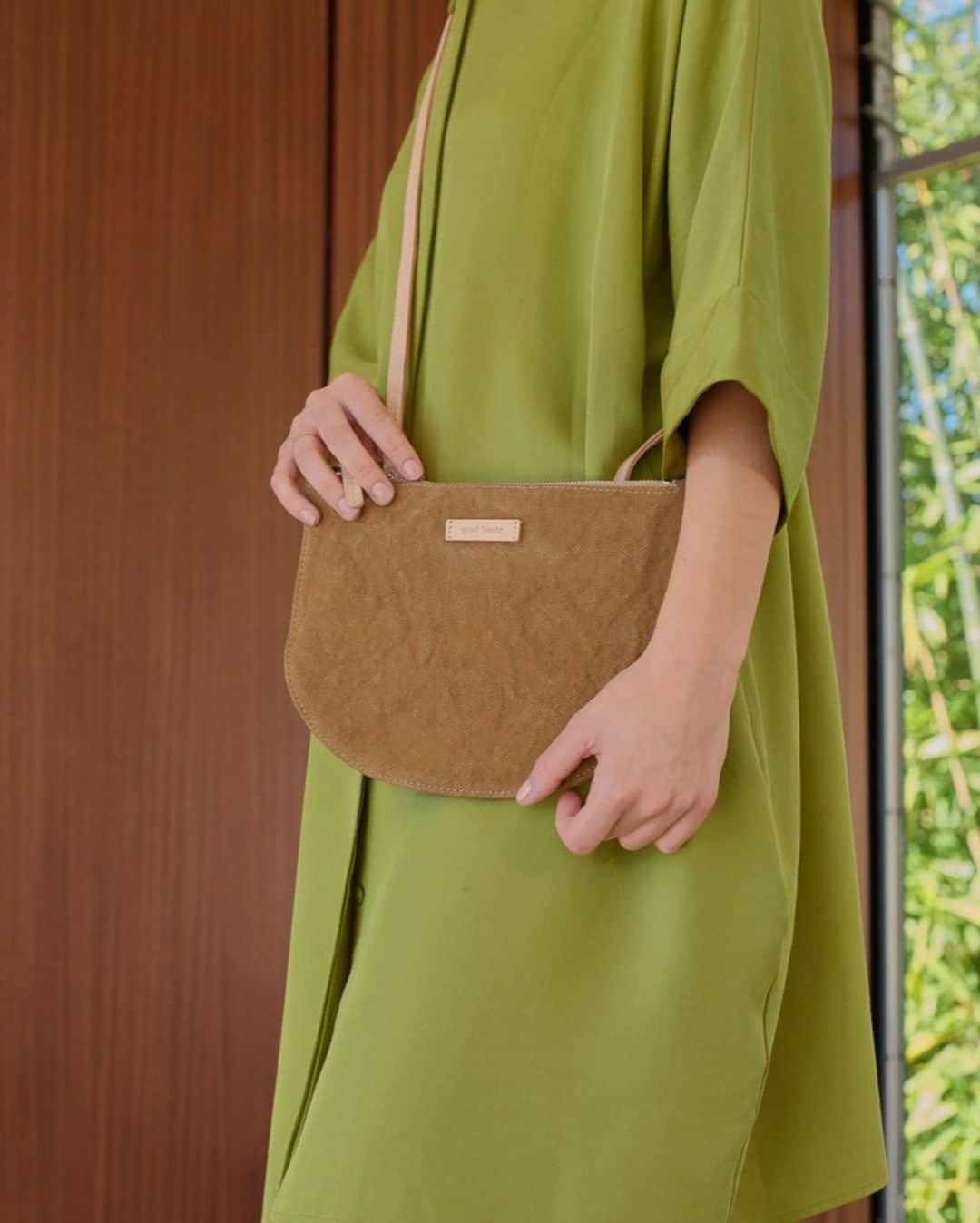グラフ&ランツのインスタグラム：「Introducing the Seiken Canvas Crossbody - A delightfully simple crossbody in our well-loved canvas colors. (p.s. she's under $100)」