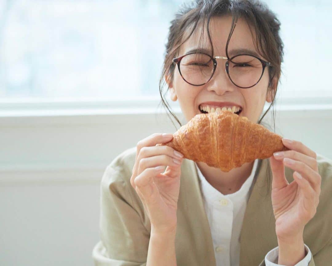 永瀬かおるのインスタグラム：「test shoot 番外編 『パンであそぶな🥐』 . camera @maru_1111  hairmake @yaggyy_____hm  styling @inouehakone  #testshoot #永瀬かおる #作品撮り　#パンであそぶ　#パンであそぶな　#パン好き　#クロワッサン　#撮影後美味しくいただきました」