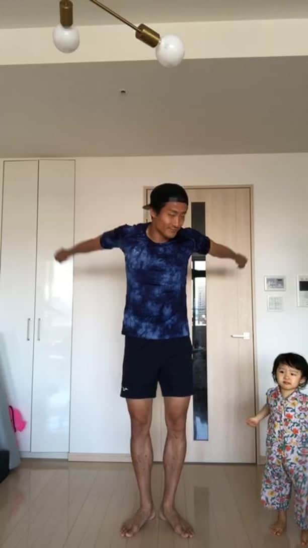 都倉賢のインスタグラム：「今日は娘が沢山参加してくれたのでアーカイブに残します！笑 ただの親バカです😍  朝の良い習慣が1日を作る気づきにこの #トクラジオ体操 がなってくれたら嬉しいです！！！ 今日も良い1日を！！！」