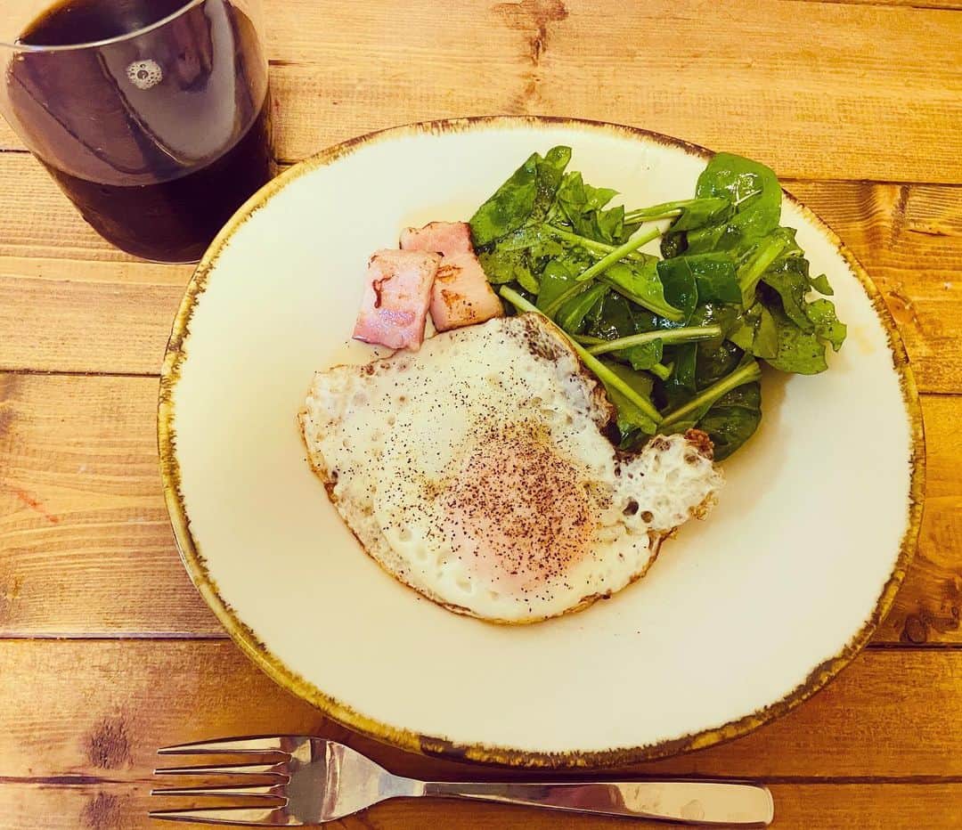 水口美香さんのインスタグラム写真 - (水口美香Instagram)「おはよう ルッコラって美味いよね  #朝ごはん #ルッコラ #胡椒は思ってる3倍 #本当はもっと胡椒かけたい #パン食べたい #糖質食べたい」5月21日 8時10分 - mika.mizuguchi