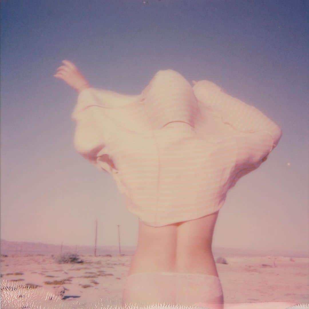 松島エミのインスタグラム：「19.05.2020 Salton Sea✨ With @shanemccauley  やっぱりポラ最高☺️ #polaroid #ポラロイド #roadtrip #saltonsea #bombaybeach」