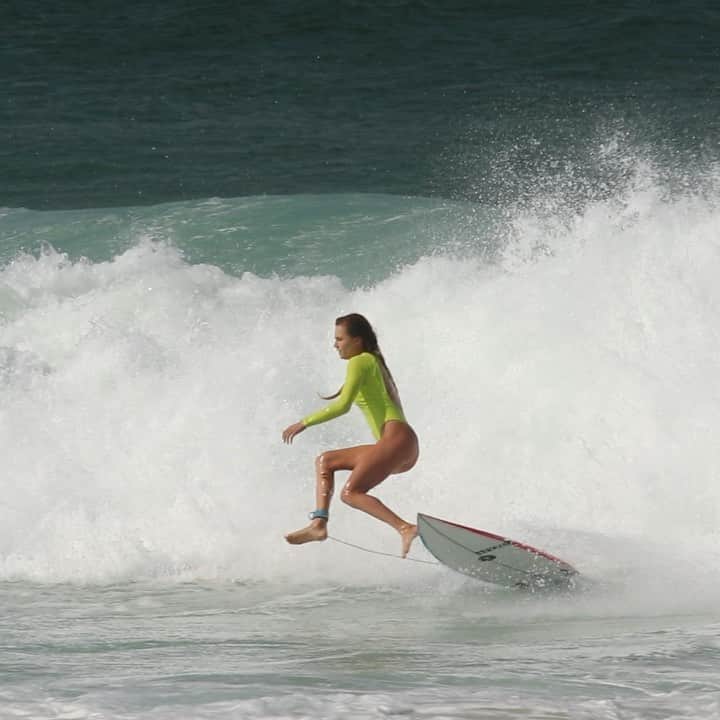 アラナ・ブランチャードのインスタグラム：「When people DM me and say I can’t surf🙄😤 just adding fuel to my fire🤪 film: @shaggamang @medterracbd」