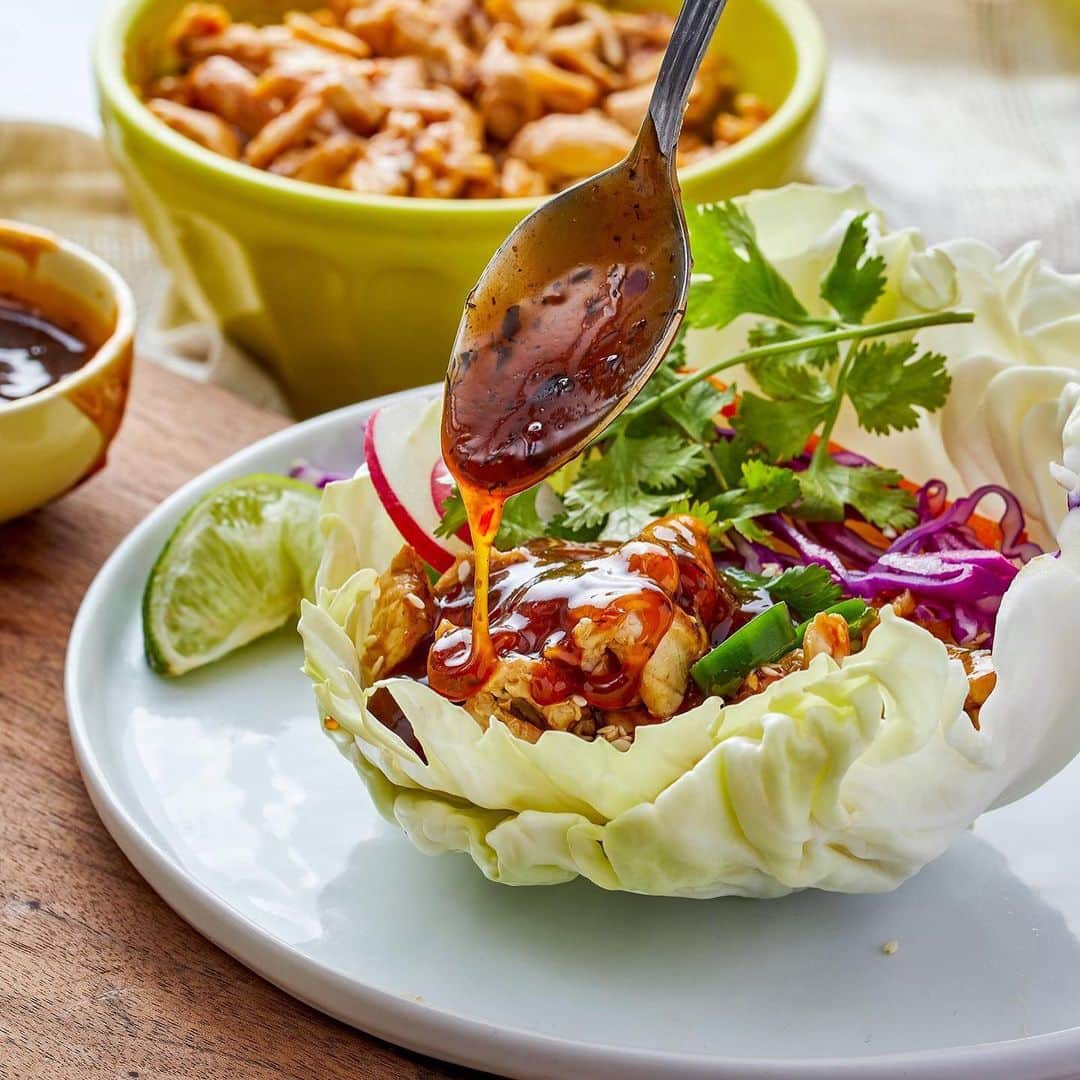 Lee Kum Kee USA（李錦記）さんのインスタグラム写真 - (Lee Kum Kee USA（李錦記）Instagram)「Yes...these Hoisin Chicken Cabbage Tacos ARE just as good as they look. Top off this quick finger food with our Lime Cilantro Flavored Hoisin Sauce & chomp away.」5月21日 8時15分 - leekumkeeusa