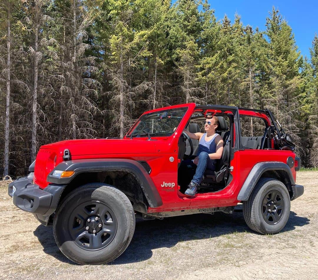 アンドレイ・ロゴジンのインスタグラム：「Got a new Soft Top for the Jeep! 🚘 Perfect day to go out for a ride and clear the mind from all the bad stuff happening... oh and had to take the doors off too of course, even though @ninacattle tried to talk me out of it but eventually gave up, why waste the good weather! 😜 Hope everyone is staying safe and healthy! ••• #softtop #jlsofttop #jeepsofttop #2doorjeep #redjeep #topless」