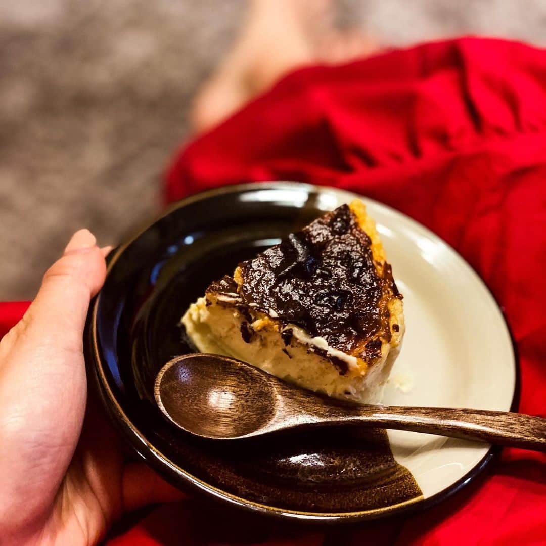佐々木彩乃さんのインスタグラム写真 - (佐々木彩乃Instagram)「お家で本格的なバスクチーズケーキ。大人気でなかなか買えない @blanca_cheesecake の🌹 お店レベルの味が家で食べれるのは嬉しい😫❤️ 大きさもちょうど良いし感動的な美味しさ！」5月21日 13時58分 - ayano__sasaki