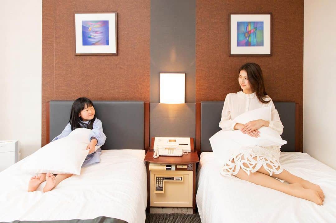新横浜プリンスホテルのインスタグラム：「想い出に残っている旅はありますか？ こどもの頃に三世代で行った家族旅行、仲間たちと毎日笑っていた卒業旅行、初めての場所にドキドキした新婚旅行…✈︎ これから行ってみたい場所をリストアップしてみませんか？📝 . . . . . . ＊＊＊＊＊＊＊＊＊＊＊＊＊＊＊＊＊＊＊＊＊＊＊＊＊ 新横浜プリンスホテルは5/31(日)まで臨時休業いたしております。また笑顔でみなさまをお迎えできることを、スタッフ一同心よりお待ち申しあげております。 ＊＊＊＊＊＊＊＊＊＊＊＊＊＊＊＊＊＊＊＊＊＊＊＊＊. . . . #新横浜プリンスホテル#プリンスホテル#新横浜#横浜#客室 #ホテルレストラン #ホテル#みなとみらい#眺め #景色 #旅行#横浜旅行 #家族旅行 #shinyokohamaprincehotel#princehotel#shinyokohama#yokohama#hotel #familytrip #myyokohama #stayhome #staypositive #staysafe」