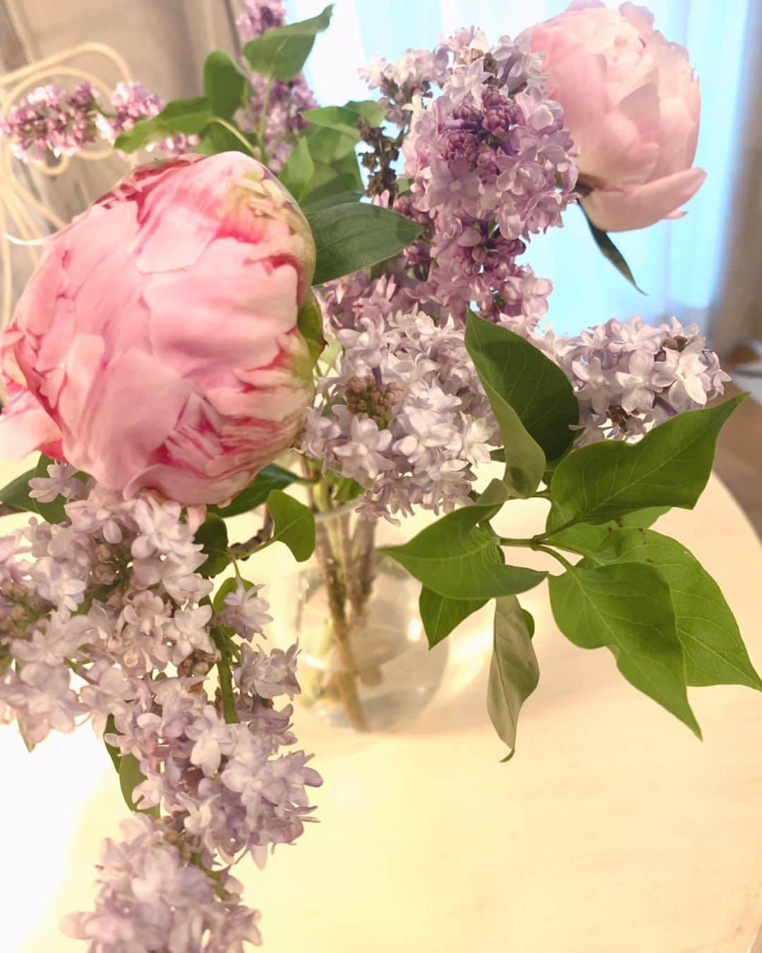 伊藤友季子さんのインスタグラム写真 - (伊藤友季子Instagram)「Lilacs & Peonies♡ この季節の大好きなお花。 通りかかったお花屋さんで セルフサービスで売っていました♪ 気温が下がっているから お花は長持ちして嬉しいけど 体調崩さないように気をつけなきゃね。 今日も良い一日を◡̈⃝☀︎ . #lilac #peony #flowers #ライラック #ピオニー #花」5月21日 9時08分 - yukiko_xx