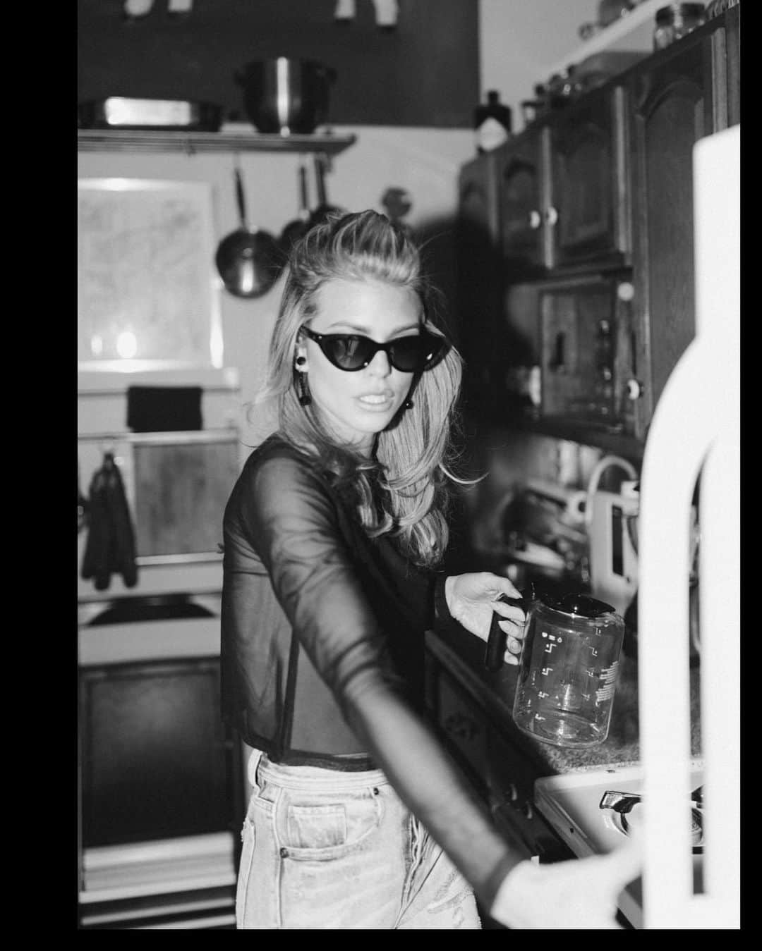 アナリン・マッコードのインスタグラム：「#QuarantineHobby :  opening the refrigerator 4,927 times a day *might eat my 12th snack **might just stare at things」