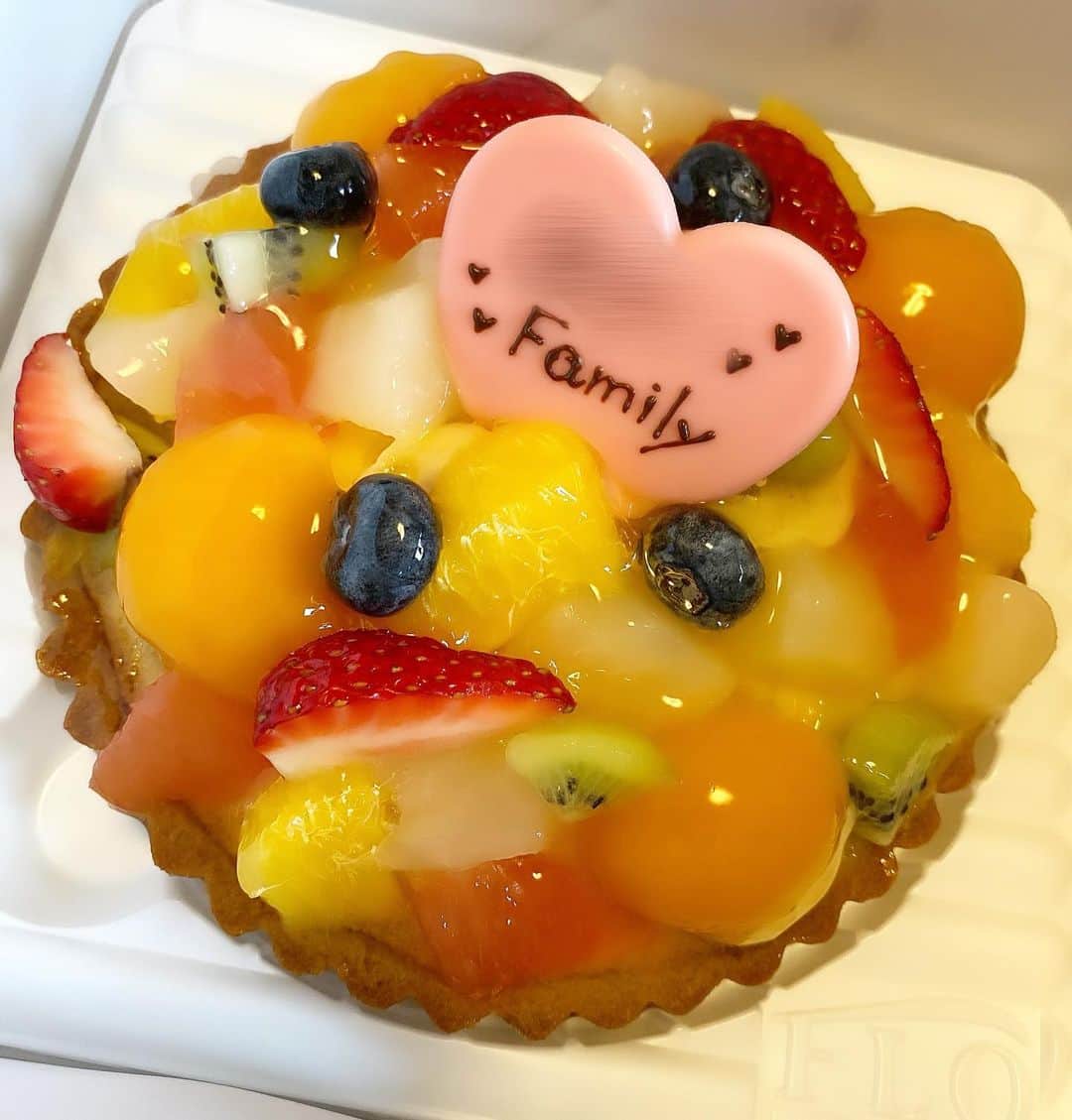 Momoeのインスタグラム：「マヤさんから みよのお誕生日の時に...😭💖 わざわざ玄関まで届けに来てくれて めちゃくちゃ嬉しかったなぁ😭💖 マヤさんはいつも記念日を 大切にしてくれる😢✨ 昔からそう😢✨ いつもありがとうございます😢💖 早く会いたいです😭 . . #happy #家事 #育児 #family #家族 #boy #smile #男の子 #息子 #code #love #lucky #kids #子供 #thankyou #宝物 #ベビー #fashion #follow #boy #パパ #ママ #家族写真 #男の子ママ #赤ちゃん写真 #photo #子育て #1歳 #flower」