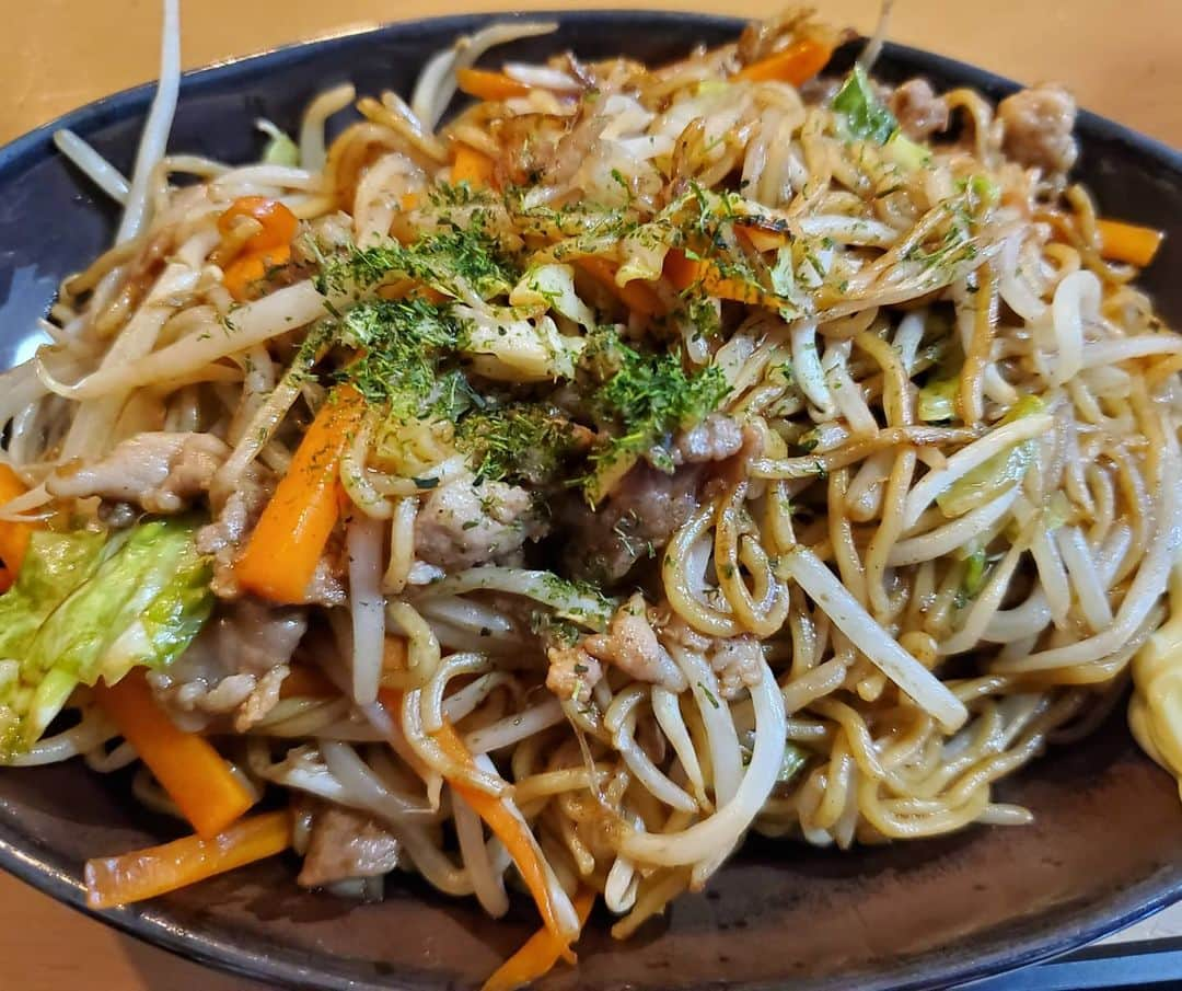 新井義幸さんのインスタグラム写真 - (新井義幸Instagram)「フライパン買ったら、焼きそば作るっしょ！！ 今回はコナンとウスター、お好み焼きとオイスターの4つのソースを入れてみた！ 鬼うま！！」5月21日 9時23分 - araipatiino