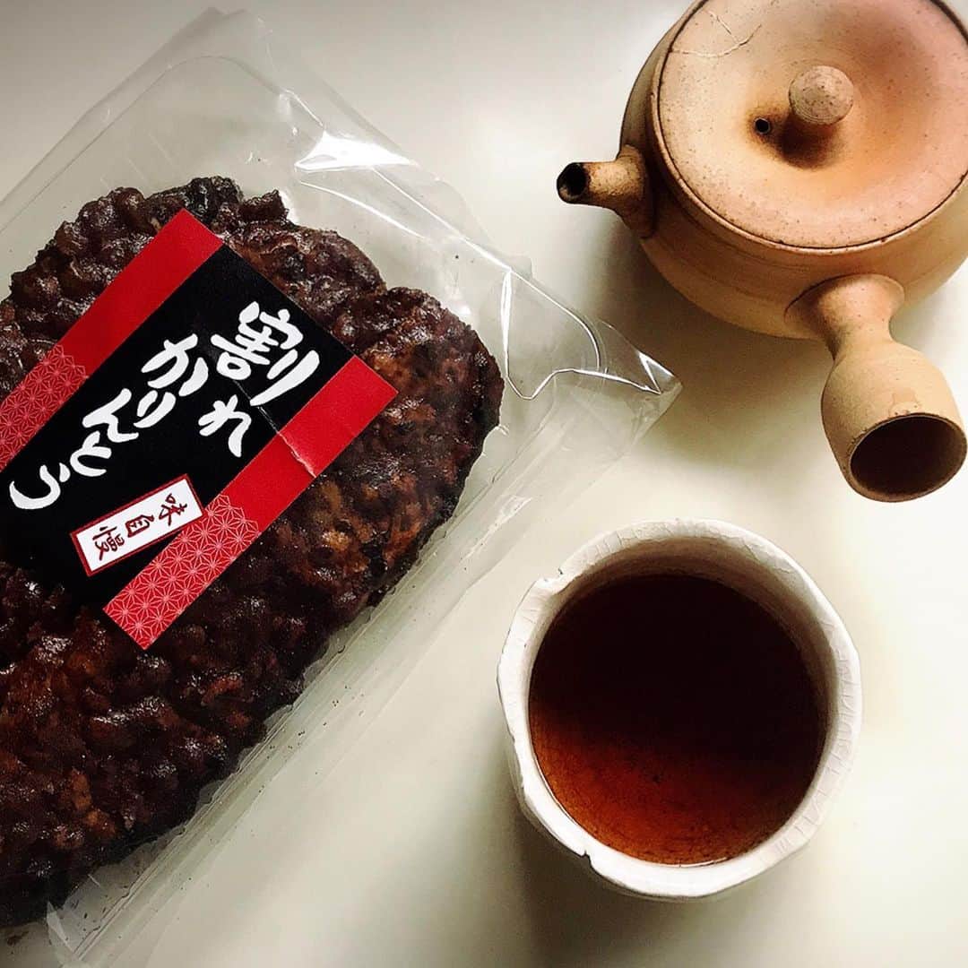 睦さんのインスタグラム写真 - (睦Instagram)「実は、焙じ茶が 1番好きかも、です。  蓋を金継ぎしてもらった 急須で煎れてます。  今回は、大好きな 割れかりんとうと共に。  そして。  昔、 京都で一目惚れして 購入した湯飲みで。  購入した後、 京都在住の 友人に話したら。  同級生の作品だよ！と言われ 感動した想い出が。  あぁ、また 京都でお茶関係巡り したいなぁ。  #café  #cafe  #割れかりんとう　 #cafestagram  #焙じ茶  #ほうじ茶  #かりんとう  #houjicha  #日本茶  #おうちカフェ  #お茶時間  #hojicha  #karintou  #急須  #きゅうす　 #japanesetea  #kyusu  #うちで過ごそう  #茶器　 #おうちですごそう  #chaki  #teatime  #コロナウィルスが早く終息しますように  #ssw  #作詞家  #artist  #lyricist  #model  #井上睦都実 #睦」5月21日 9時19分 - mutsumi1220
