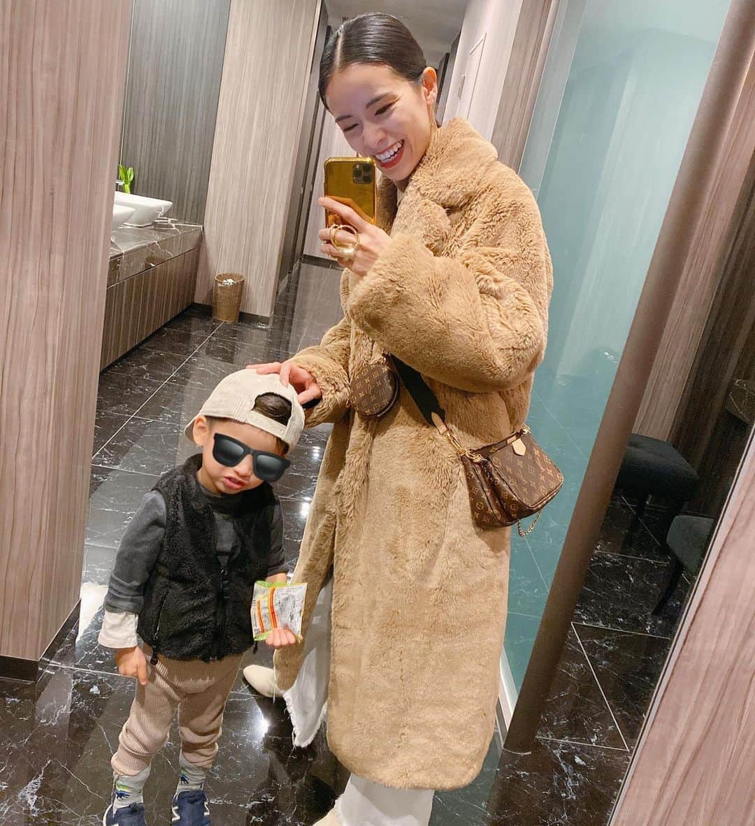 のインスタグラム：「息子もZOOMで超短時間だけど幼稚園が始まった。 退出する時に 「会議を終了する」というのが出るのが 一丁前でなんだか可愛い。 家族揃って入園式の写真撮りたかったなあ〜。 撮る機会無いのかなあ〜。 . #momlife #mommylife #mommy  #ママリ #育児 #男の子ママ #女の子ママ　#ママライフ  #3歳 #1歳  #二人育児 #motherof2 #motherhood  #baby #kidsgram_tokyo #babyphotography #babyphoto #コドモノ #ベビフル #mamanoko」