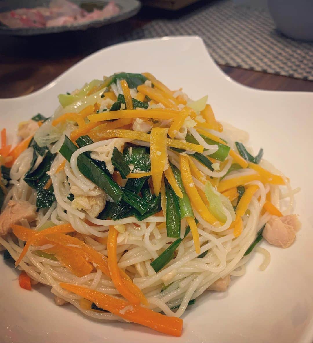 安藤幸代さんのインスタグラム写真 - (安藤幸代Instagram)「昨日のおつまみ。 ソーメンチャンプル。  実は、家ではほとんど作った事がなく、沖縄料理屋さんでしか食べた事がありません😓 でも、家に材料がなんとなく揃っていたから作ってみたかった！！笑 結果、、、なんか物足りない味で完成。微調整しながら食べたという、まぁ美味しかったんですけど。。。不本意な感じです😭  どなたか美味しいソーメンチャンプル教えてー！ と思ったら　@mika5nakayama さんが今朝高太郎さんレシピで美味しそうな素麺の炒め物作っていた、、、 なぜ私は高太郎さんのレシピ使わなかったんだろう😱と猛省の朝。笑  #おうち時間 #安藤食堂 #今日のおつまみ #ソーメンチャンプル #今日の美味しいポイント #なし #なにがいけなかっんでしょう、、、 #味付けは塩と醤油と白だし少々 #失敗する時もあるさ #今日の残念ポイント #高太郎さんのレシピ使わなかった #だって #そこにニンジンとニラとシーチキンと素麺があったからー😭」5月21日 9時27分 - andoshouten