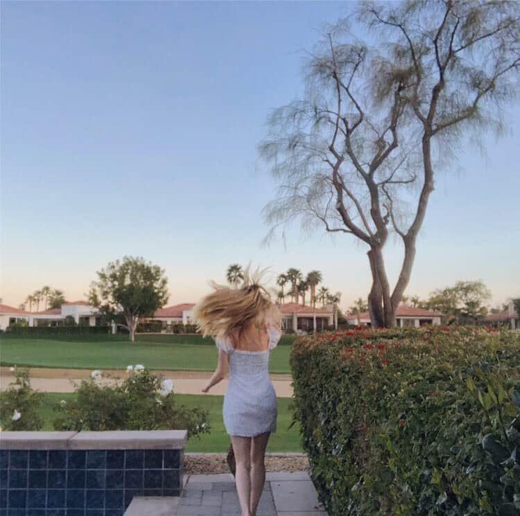 ブルック・バトラーのインスタグラム：「Running away...」