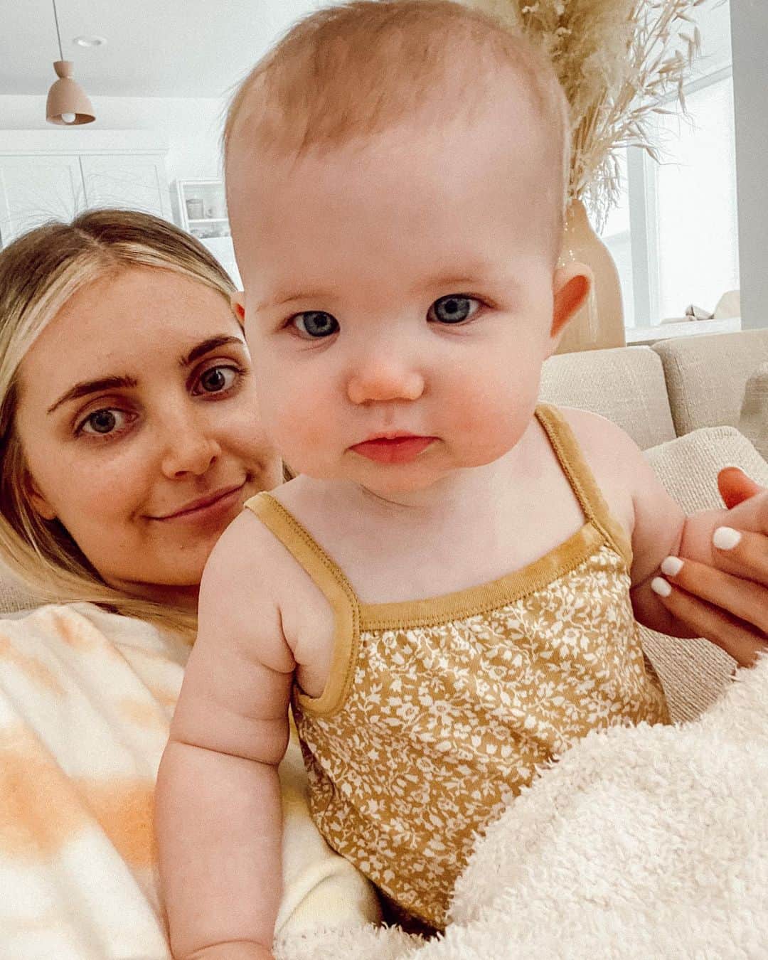 Aspyn Ovard Ferrisさんのインスタグラム写真 - (Aspyn Ovard FerrisInstagram)「Watching Secret Life of Pets with my baby before bed time 💕 I’m extra obsessed with her today」5月21日 9時37分 - aspynovard
