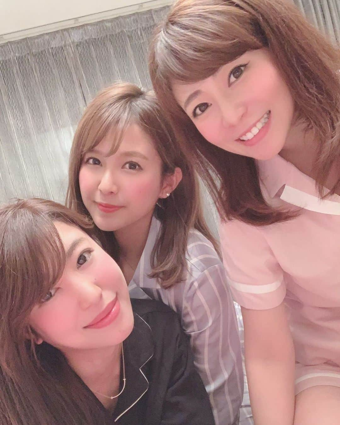 船越真衣のインスタグラム：「みんなでこーやって集まれるのそろそろなのかなー？☺️💕 これは結構前のパジャマ女子会パーティー🎉🥳🤪 #女子会#パジャマ#パジャマパーティー #bff#自宅#自粛#自粛生活」