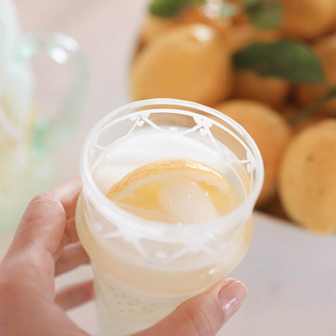 ローレン・コンラッドのインスタグラム：「When your brother’s lemon tree gives him lemons... steal them, make lemonade and add vodka. 🍋」