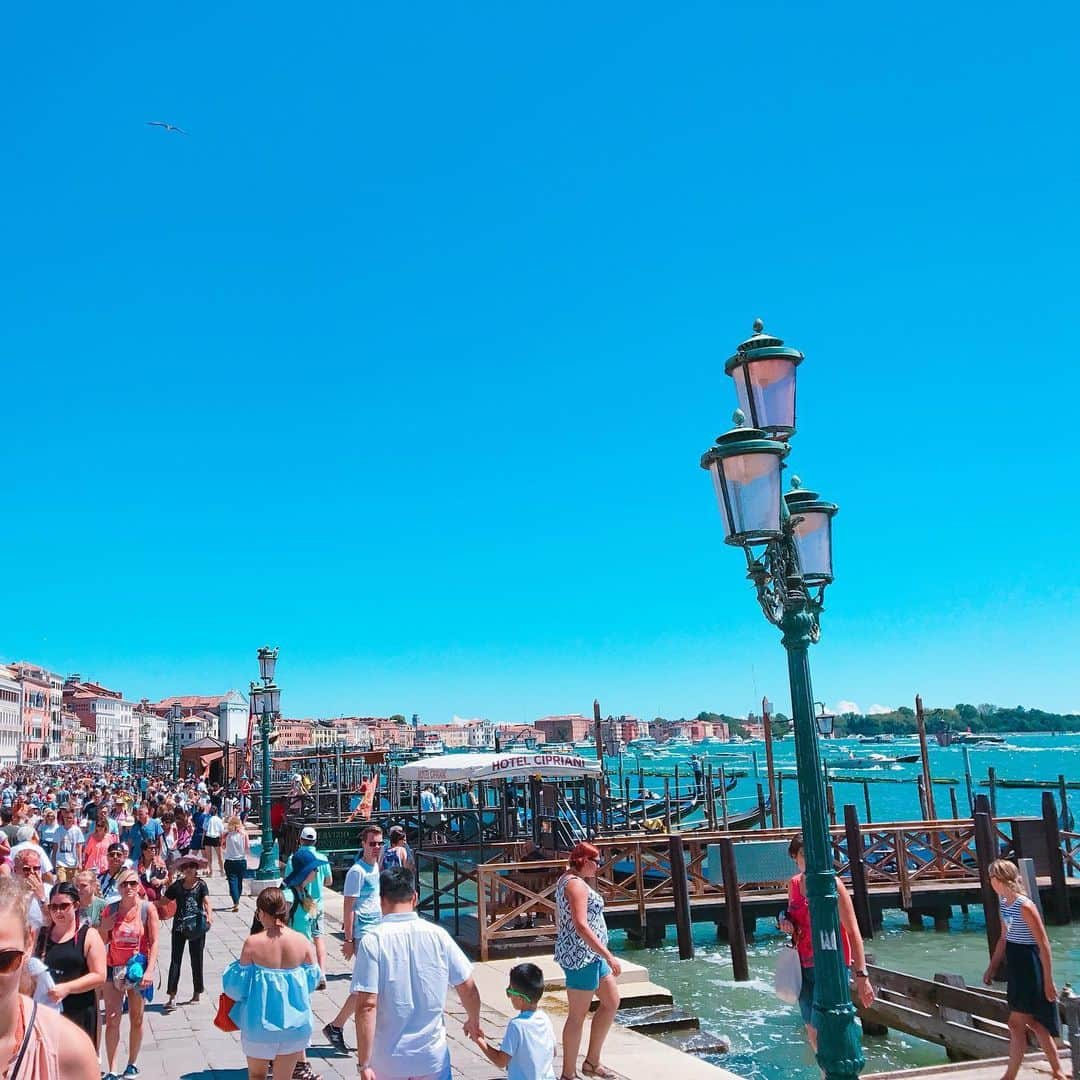 船越真衣のインスタグラム：「次はいつ行けるのだろう、、🥺❤️大好きでやまないVenezia🇮🇹 #旅#旅行#海外#海外暮らし#海外旅行#Europa#ヨーロッパ#イタリア#italy#venezia  #Traveler#travel#travelgram#beach#art#japan#happy#tokyo#instalike#instagood#fun#smile#beautiful#beautifulview#lol#me#tbt#yolo#style#love」