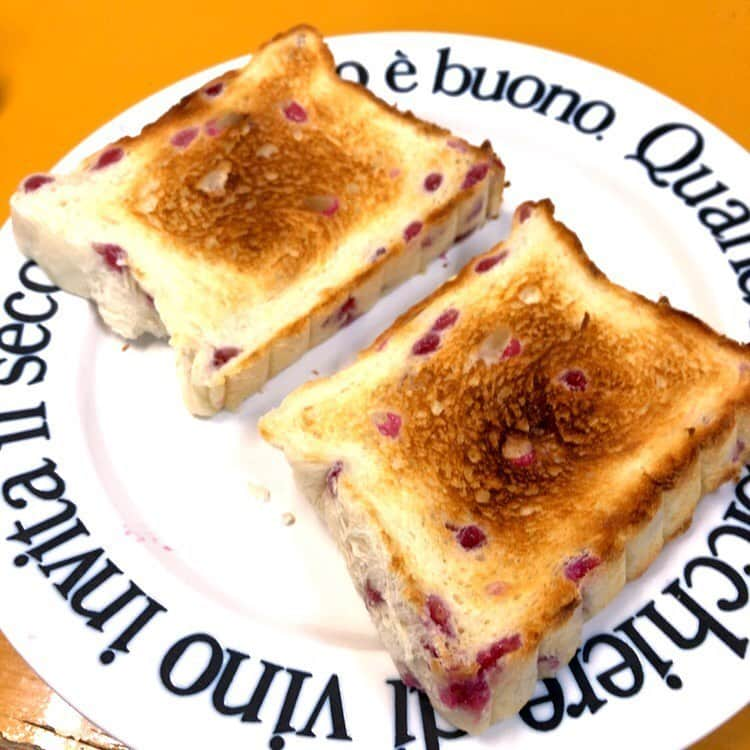 兵頭彰のインスタグラム：「本日の朝食は昨日こしらえた食パン🍞 粒ジャムというものを見つけたので生地に練り込んでみました🍓 少し焼きが甘かった😕 でも美味しい😋 #bjw  #大日本プロレス #大日道場飯」