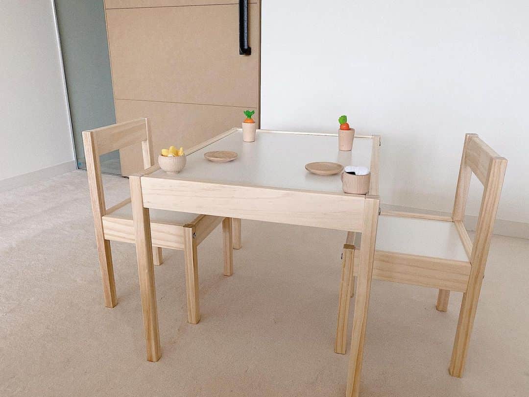 翁安芸さんのインスタグラム写真 - (翁安芸Instagram)「昨日ストーリーズにアップした子どもテーブルは、IKEAのものです🐰 娘と一緒に組み立て完了👍🏻 その後はレストランごっこをして遊びました🍪🥛🍨🍭💕」5月21日 10時02分 - akinyc