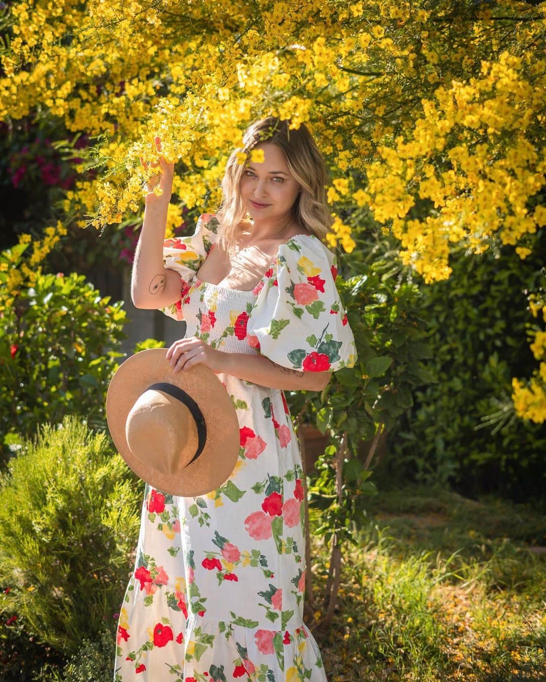 リズ・チェルカソワのインスタグラム：「All dolled up for a stroll around the neighborhood. I must admit I’m pleasantly surprised at how incredibly lush my little slice of the valley is.」