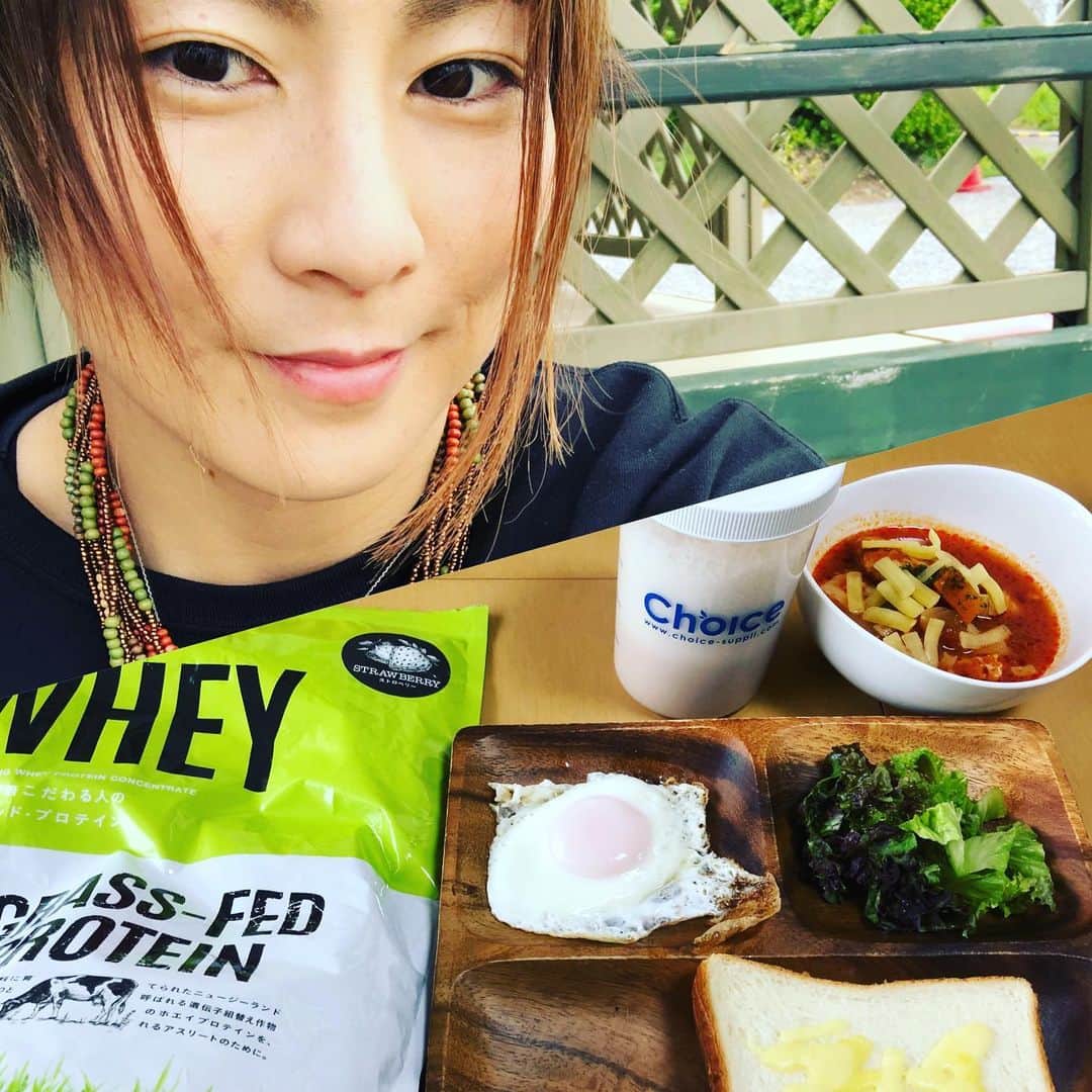 石岡沙織さんのインスタグラム写真 - (石岡沙織Instagram)「@choice.protein  またもや おはようチョイス☀️ . トレーニングもなかなかしっかりできない日々、、、 朝食やビタミンで健康をしっかり維持できると嬉しいですよね😆 . 私は#MVM (ビタミン)も愛用してます😍 . #ゴールデンホエイ　は、 安定のいちご🍓」5月21日 10時22分 - saori_ishioka_mma