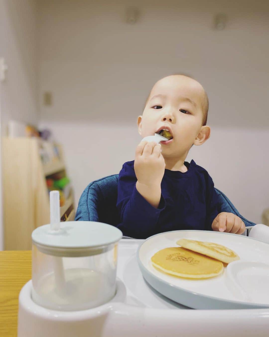 平山奈美のインスタグラム：「@kintojapan からなぎくんにお洒落なBOXでプレゼントが届きました🍽  くすんだ色味とマットな質感がとっても可愛くて、ご飯が楽しくなる🥞 なぎくんも新しい食器に大喜びでした！ 小さめのボールとプレートも重宝しています✌︎ そして他の色も可愛いかった、、👶🏻 素敵な商品をありがとうございました💙 . #kinto #pr #mykinto #食器 #1歳2ヶ月 #ご飯 #おやつ #食事 #男の子 #息子 #男の子ベビー #男の子ママ #おうち時間 #プレゼント#ギフト#ありがとう #育児記録」