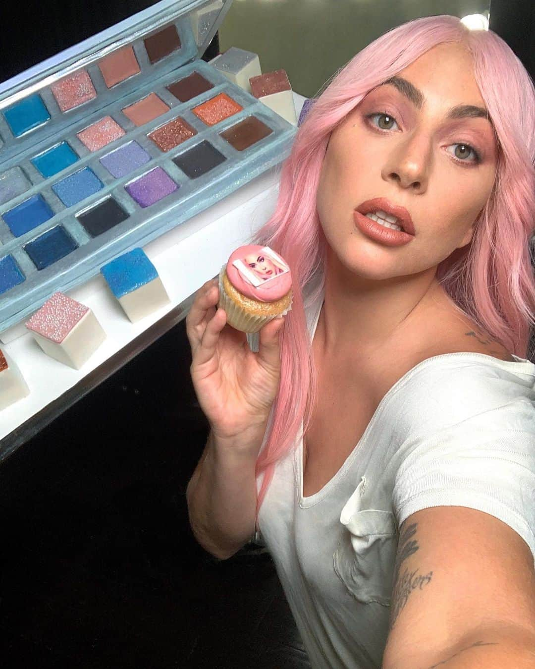 レディー・ガガさんのインスタグラム写真 - (レディー・ガガInstagram)「Thank you @hauslabs for my STUPID LOVE PALETTE inspired cake and cupcakes 😘 Eyeshadow is of course Plastic Doll and Stupid Love from our brand new palette and lips are RIP Lip Liner in Rule and Le Monster Matte Lip Crayon in Dust!」5月21日 10時28分 - ladygaga