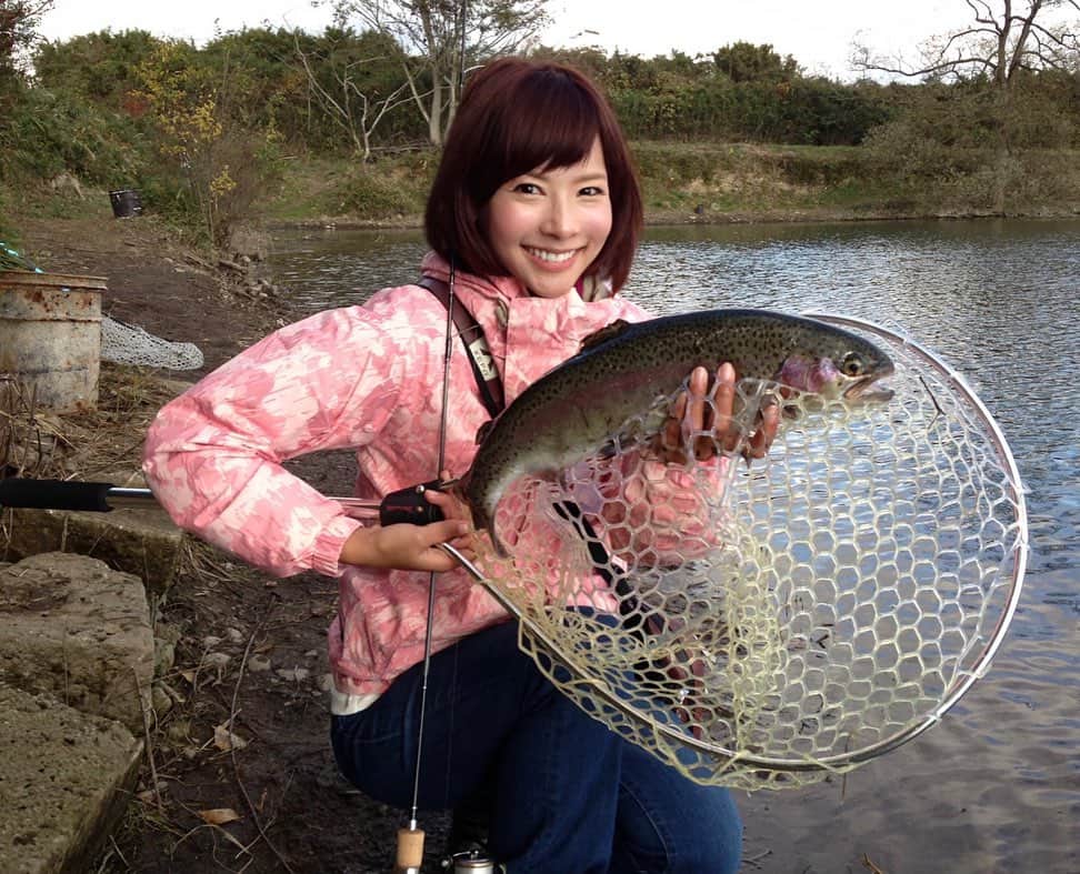 阪本智子さんのインスタグラム写真 - (阪本智子Instagram)「‪🎣‬♡ PCを整理してたら懐かしすぎる写真を発見😂 #過去pic #2013 ・ 7年前‼️25歳‼️ 私の人生初の#ニジマス 🐟 ・ この日は師匠がメインの撮影で、 私はどうせ釣れないだろうとカメラマンさんもついていなかったんですが😂 まさかのニジマスGETでカメラマンさんが焦って走ってきて写真を撮ってくれました📸♡笑 初めから釣り運あるタイプだったな😆🎣 ＊ #fishing #troutfishing #trout #rainbowtrout #lurefishing #fishinggirl #釣り #トラウト #釣り女子 #阪本智子 #ボブ」5月21日 10時31分 - tomoko_sakamoto423