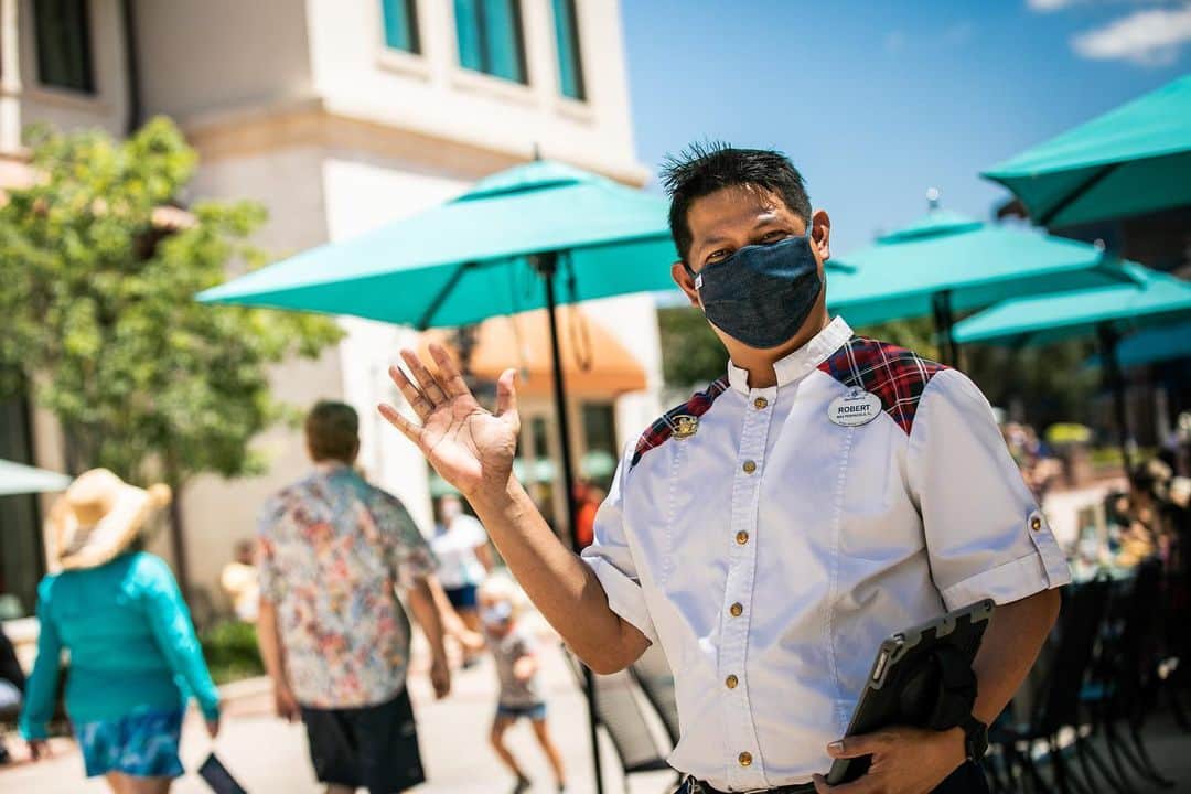 Walt Disney Worldのインスタグラム：「Welcome back! Guests were greeted by cast members at Disney Springs this morning as part of the phased reopening. Keep an eye on the @disneyparksblog for more details. ✨」