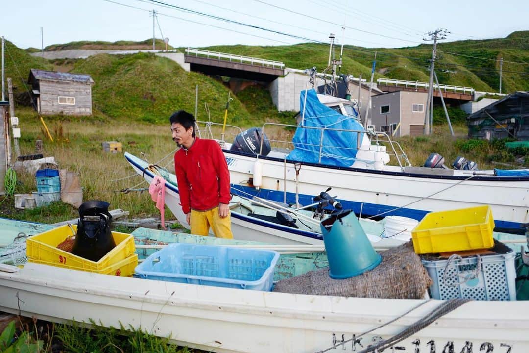 のインスタグラム：「. #日本をきちんと味わおう 明日22日16時半ごろから、 礼文島のファンキーな漁師 山本文平 @bunpeiyama さんとLiveします。  去年の夏に訪れてから頭から離れない美しい礼文島。  文平さんのお気に入りスポットや、 昆布のロマネコンティと言われている利尻昆布のことなど...... さくっとお話しをお伺いする予定です！  ご覧いただけたら嬉しいです。 ちなみに礼文島に行ったことある方ってどのくらいいるんだろー？」