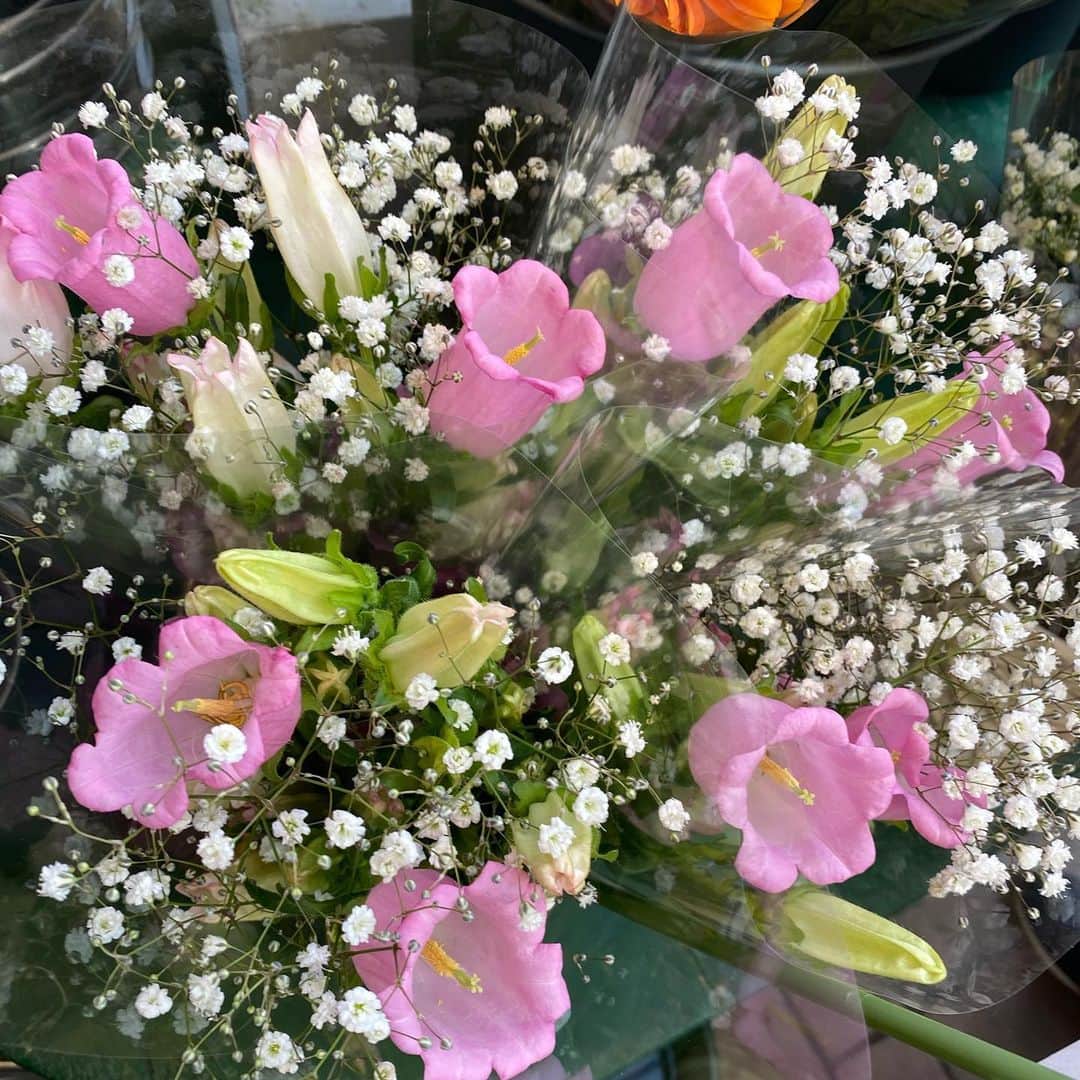 谷藤博美さんのインスタグラム写真 - (谷藤博美Instagram)「最近は花を買って﻿ ﻿ 家の中に彩を添えて心を癒しています♪﻿ ﻿ 先日は薔薇の花を自分のために買いました！﻿ ﻿ 薔薇の花は花束でプレゼントするイメージを﻿ ﻿ 私は持っていたので﻿ ﻿ 自分のために選んで買うのは﻿ ﻿ なんだかワクワクドキドキ﻿ ﻿ 立ち寄ったお花屋さんにお話をきくと﻿ ﻿ 例年だとあまり店先には並んでいない﻿ ﻿ イベントや結婚式用に出荷予定だったバラの花が﻿ ﻿ いま、お店に並んでいることが多いようです。﻿ 白、ピンク、紫、カラフルな薔薇は見ているだけでなんだかうっとり。 ﻿ ﻿ 今まであまり家で花を飾らなかった人達が﻿ ﻿ 癒されたいな～と自分用に購入することがふえているそうな♪﻿ ﻿ 初心者は「１輪挿し」（一本だけ花瓶にさす）がオススメだそうです﻿ ﻿ 皆さんも自粛疲れの心﻿ ﻿ お花に癒されてみてはいかがでしょうか  #谷藤博美　#アナウンサー　#北海道放送　#花のある生活　#顔も髪の毛も完全オフモードはご愛敬　#薔薇　#ひまわり　#北海道のおうち時間　#followers #ガーベラ　#花を飾ろう　#北海道　#花を飾ろ」5月21日 10時39分 - tanifuji_63