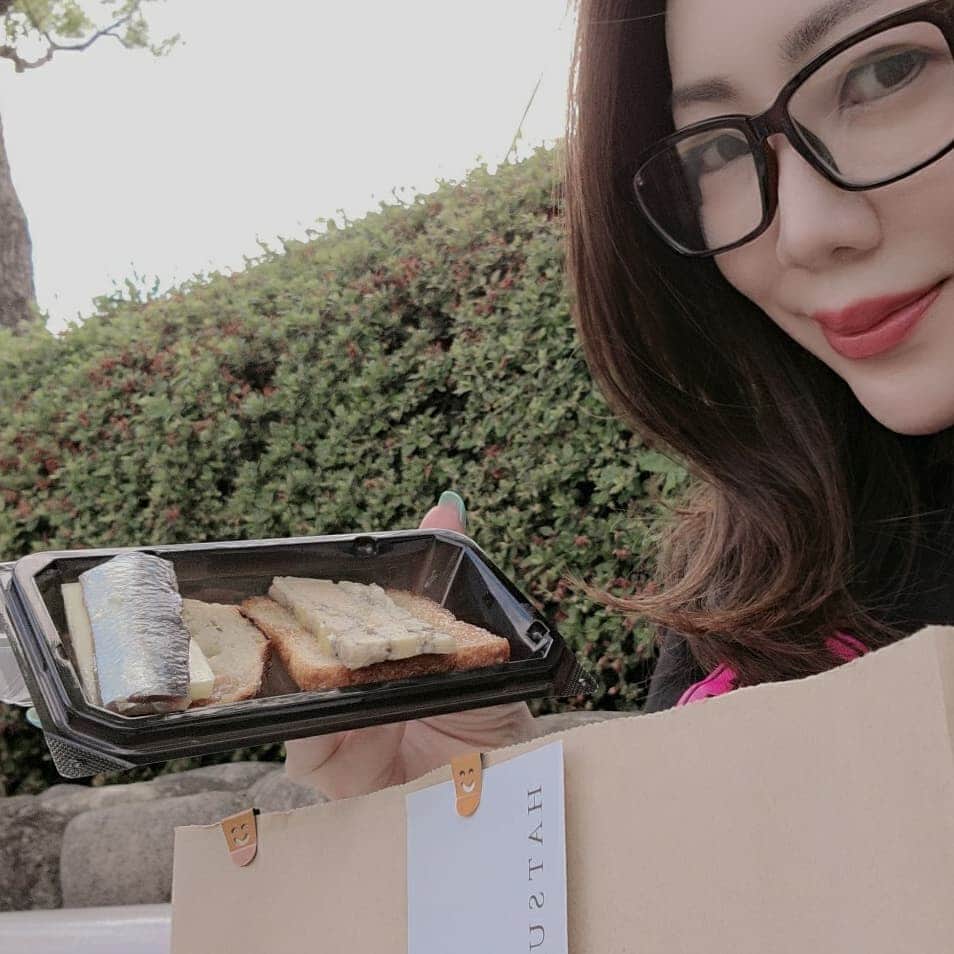 今堀恵理さんのインスタグラム写真 - (今堀恵理Instagram)「ミシュラン獲得　イノベーティブの  @hatsu.official さんの  テイクアウトが発売したので、さっそく予約して買いに行きました  2人分　11000円 【　HATSU at home 】 〜 おうちでHatsuの味を〜  おうちでHatsuの味を誰でも簡単にお皿に盛り付けるだけのコースボックス  全てのお料理の 食べ方のご説明と解説付きのテーブルメニューも、シェフからのお手紙も付いております。  メニュー ①HATSUの健康ケシの実クラッカー ②自家製サーディンと厚切り発酵バターのミニスナック ③自家製フォアグラのテリーヌとライ麦パンのオープンサンド ④HATSU サラダ　バターミルクのドレッシング　 ⑤自家製発酵種を使ったパン ⑥宮崎和牛の赤ワイン煮込み　 ⑦自家製マッシュポテト ⑧HATSU 沖縄さとうきびプリン  食べに行った時にデザートで出てくる、あのプリンも予約販売中 6個　1944円 こちらも購入したから写真9.10枚目に出してます あやほまれと言う人参の糖度のみで甘味をつけたプリン。他にない優しいプリンです  #hatsu #おうちグルメ #ミシュラン大阪 #イノベーティブ #めがね女子」5月21日 10時50分 - eriimahori
