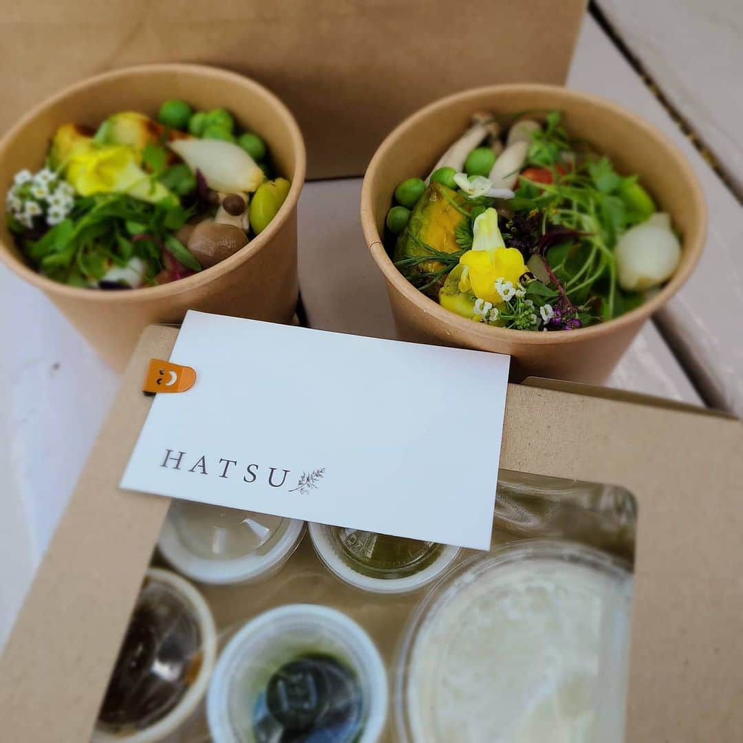 今堀恵理さんのインスタグラム写真 - (今堀恵理Instagram)「ミシュラン獲得　イノベーティブの  @hatsu.official さんの  テイクアウトが発売したので、さっそく予約して買いに行きました  2人分　11000円 【　HATSU at home 】 〜 おうちでHatsuの味を〜  おうちでHatsuの味を誰でも簡単にお皿に盛り付けるだけのコースボックス  全てのお料理の 食べ方のご説明と解説付きのテーブルメニューも、シェフからのお手紙も付いております。  メニュー ①HATSUの健康ケシの実クラッカー ②自家製サーディンと厚切り発酵バターのミニスナック ③自家製フォアグラのテリーヌとライ麦パンのオープンサンド ④HATSU サラダ　バターミルクのドレッシング　 ⑤自家製発酵種を使ったパン ⑥宮崎和牛の赤ワイン煮込み　 ⑦自家製マッシュポテト ⑧HATSU 沖縄さとうきびプリン  食べに行った時にデザートで出てくる、あのプリンも予約販売中 6個　1944円 こちらも購入したから写真9.10枚目に出してます あやほまれと言う人参の糖度のみで甘味をつけたプリン。他にない優しいプリンです  #hatsu #おうちグルメ #ミシュラン大阪 #イノベーティブ #めがね女子」5月21日 10時50分 - eriimahori