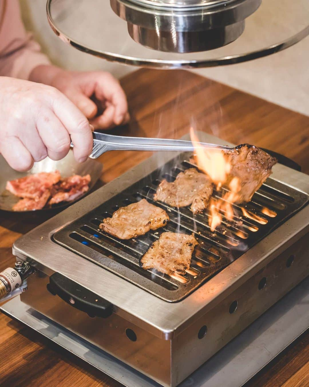 東急電鉄さんのインスタグラム写真 - (東急電鉄Instagram)「. For takeout options, check the Instagram feed here→ @senri1965 . Yakiniku Senri, the 50+ year-old BBQ joint just a 9 min. walk from Komazawa-Daigaku Station, is known for its famous, top-secret house sauce ever since its doors opened. Marinated in this one-of-a-kind flavor, their scrumptious steak is a taste of luxury like none other. Here are the top picks from their special takeout menu: ✔Senri Special Kalbi Bowl ✔Family Set: 600g of Steak w/ Soup and Sides ✔Beef Tongue Bowl The Beef Tongue Bowl pairs perfectly with a hit of salt from nori laver. Available everyday except Mondays and Thursdays. Please order ahead over the phone so staff can best prepare your order. Takeout menu is crafted for you to enjoy upon approval of public health protocols. (Tokyu Den-en-toshi Line Komawaza-Daigaku St.) . ※テイクアウトの詳細についてはInstagramの投稿からご確認ください。→ @senri1965 . 駒沢大学駅から徒歩9分、創業50年以上の老舗「焼肉千里」 創業より守り続けた”門外不出の秘伝のタレ”が特徴。 そのタレをもみ込んで漬けたお肉をはじめここでしか味わえない逸品を豊富にご用意しています。 現在、お店ではテイクアウト限定メニューの販売をしています。 ✔千里の特製カルビ丼 ✔お肉600グラムに惣菜・スープがついたファミリーセット ✔タン丼（韓国刻み海苔添え） タン丼は海苔の塩加減との相性が抜群です。 定休日は月曜日と木曜日。事前にお電話でご注文いただければスムーズにお受け取りできます。また、テイクアウトメニューは全て保健所の許可を得て販売をしていますので安心してお召し上がりください。 （東急田園都市線　駒沢大学駅） . #tokyo #japan #japanlife #lifeinjapan #tokyolife #thisisjapan #japanlife #grilledmeat #japanesefood #焼肉千里 #千里 #焼肉 #焼き肉 #肉#牛タン #弁当 #テイクアウト #焼肉弁当 #駒沢 #駒沢グルメ #駒沢グルメテイクアウト #テイクアウトグルメ #テイクアウトランチ #お持ち帰り #持ち帰り #テイクアウト #おうち時間 #おうちで過ごそう」5月21日 10時48分 - tokyu_railways