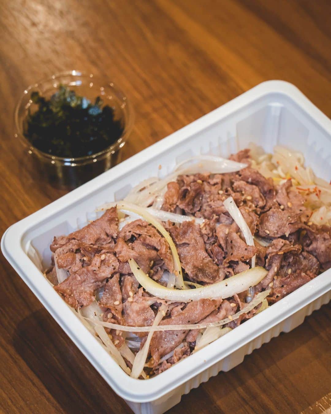 東急電鉄さんのインスタグラム写真 - (東急電鉄Instagram)「. For takeout options, check the Instagram feed here→ @senri1965 . Yakiniku Senri, the 50+ year-old BBQ joint just a 9 min. walk from Komazawa-Daigaku Station, is known for its famous, top-secret house sauce ever since its doors opened. Marinated in this one-of-a-kind flavor, their scrumptious steak is a taste of luxury like none other. Here are the top picks from their special takeout menu: ✔Senri Special Kalbi Bowl ✔Family Set: 600g of Steak w/ Soup and Sides ✔Beef Tongue Bowl The Beef Tongue Bowl pairs perfectly with a hit of salt from nori laver. Available everyday except Mondays and Thursdays. Please order ahead over the phone so staff can best prepare your order. Takeout menu is crafted for you to enjoy upon approval of public health protocols. (Tokyu Den-en-toshi Line Komawaza-Daigaku St.) . ※テイクアウトの詳細についてはInstagramの投稿からご確認ください。→ @senri1965 . 駒沢大学駅から徒歩9分、創業50年以上の老舗「焼肉千里」 創業より守り続けた”門外不出の秘伝のタレ”が特徴。 そのタレをもみ込んで漬けたお肉をはじめここでしか味わえない逸品を豊富にご用意しています。 現在、お店ではテイクアウト限定メニューの販売をしています。 ✔千里の特製カルビ丼 ✔お肉600グラムに惣菜・スープがついたファミリーセット ✔タン丼（韓国刻み海苔添え） タン丼は海苔の塩加減との相性が抜群です。 定休日は月曜日と木曜日。事前にお電話でご注文いただければスムーズにお受け取りできます。また、テイクアウトメニューは全て保健所の許可を得て販売をしていますので安心してお召し上がりください。 （東急田園都市線　駒沢大学駅） . #tokyo #japan #japanlife #lifeinjapan #tokyolife #thisisjapan #japanlife #grilledmeat #japanesefood #焼肉千里 #千里 #焼肉 #焼き肉 #肉#牛タン #弁当 #テイクアウト #焼肉弁当 #駒沢 #駒沢グルメ #駒沢グルメテイクアウト #テイクアウトグルメ #テイクアウトランチ #お持ち帰り #持ち帰り #テイクアウト #おうち時間 #おうちで過ごそう」5月21日 10時48分 - tokyu_railways