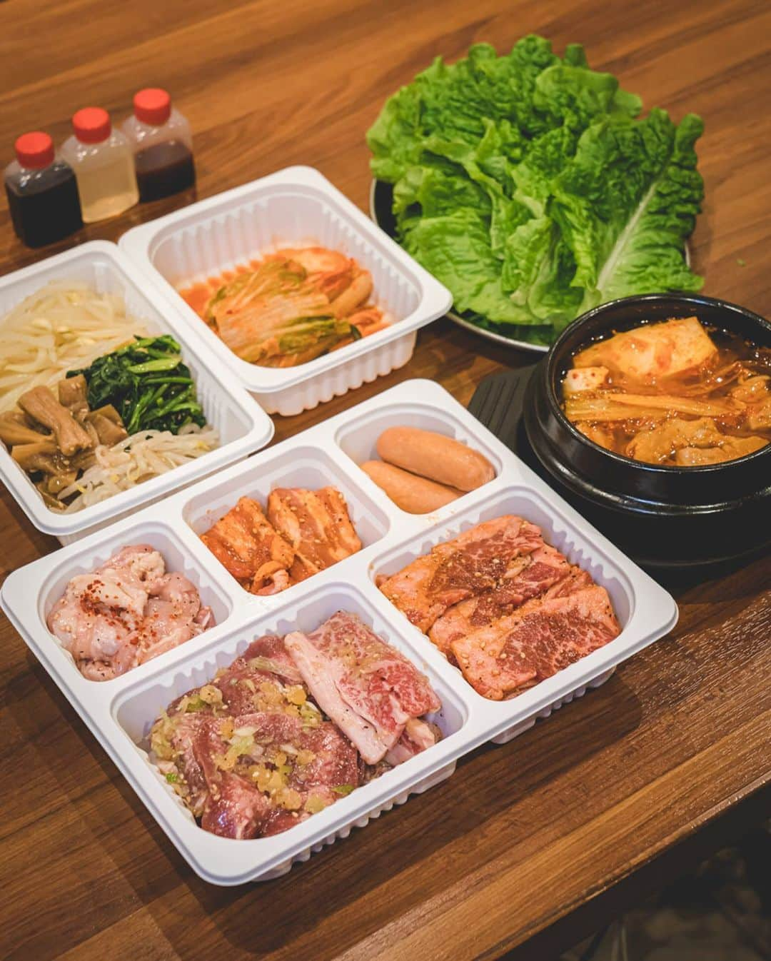 東急電鉄さんのインスタグラム写真 - (東急電鉄Instagram)「. For takeout options, check the Instagram feed here→ @senri1965 . Yakiniku Senri, the 50+ year-old BBQ joint just a 9 min. walk from Komazawa-Daigaku Station, is known for its famous, top-secret house sauce ever since its doors opened. Marinated in this one-of-a-kind flavor, their scrumptious steak is a taste of luxury like none other. Here are the top picks from their special takeout menu: ✔Senri Special Kalbi Bowl ✔Family Set: 600g of Steak w/ Soup and Sides ✔Beef Tongue Bowl The Beef Tongue Bowl pairs perfectly with a hit of salt from nori laver. Available everyday except Mondays and Thursdays. Please order ahead over the phone so staff can best prepare your order. Takeout menu is crafted for you to enjoy upon approval of public health protocols. (Tokyu Den-en-toshi Line Komawaza-Daigaku St.) . ※テイクアウトの詳細についてはInstagramの投稿からご確認ください。→ @senri1965 . 駒沢大学駅から徒歩9分、創業50年以上の老舗「焼肉千里」 創業より守り続けた”門外不出の秘伝のタレ”が特徴。 そのタレをもみ込んで漬けたお肉をはじめここでしか味わえない逸品を豊富にご用意しています。 現在、お店ではテイクアウト限定メニューの販売をしています。 ✔千里の特製カルビ丼 ✔お肉600グラムに惣菜・スープがついたファミリーセット ✔タン丼（韓国刻み海苔添え） タン丼は海苔の塩加減との相性が抜群です。 定休日は月曜日と木曜日。事前にお電話でご注文いただければスムーズにお受け取りできます。また、テイクアウトメニューは全て保健所の許可を得て販売をしていますので安心してお召し上がりください。 （東急田園都市線　駒沢大学駅） . #tokyo #japan #japanlife #lifeinjapan #tokyolife #thisisjapan #japanlife #grilledmeat #japanesefood #焼肉千里 #千里 #焼肉 #焼き肉 #肉#牛タン #弁当 #テイクアウト #焼肉弁当 #駒沢 #駒沢グルメ #駒沢グルメテイクアウト #テイクアウトグルメ #テイクアウトランチ #お持ち帰り #持ち帰り #テイクアウト #おうち時間 #おうちで過ごそう」5月21日 10時48分 - tokyu_railways