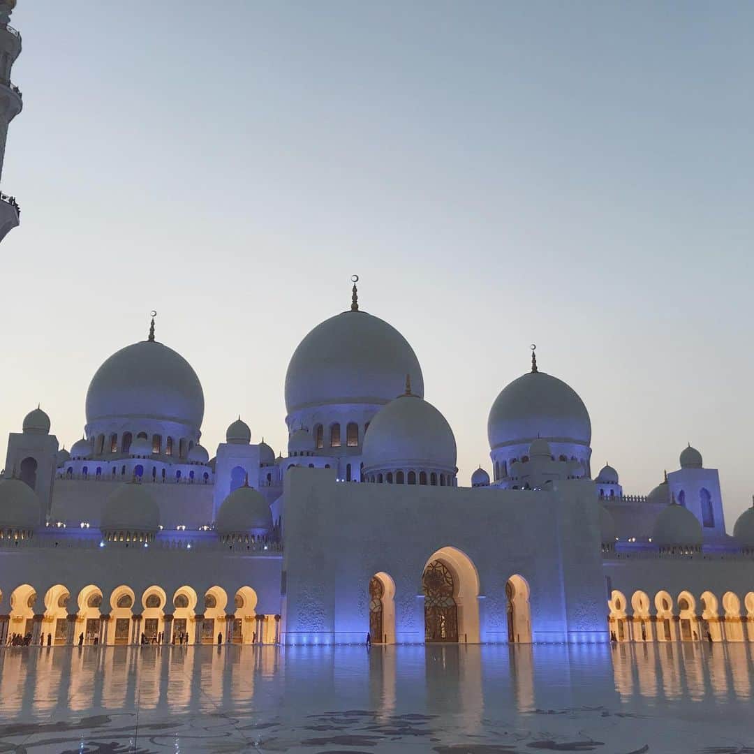 リック・バンデンハークさんのインスタグラム写真 - (リック・バンデンハークInstagram)「Throwback to 2017 when me and @anneloes_vdhurk travelled to Dubai and Abu Dhabi for vacation. Combination of desert, high rises and traditions. The Burj Khalifa, which stands at 828 meters, and the Sheikh Zayed mosque on of the most impressive and spiritual buildings we both been at.  #vandy44 #travels #dubai #abudhabi #desert」5月21日 10時48分 - rick_vdhurk