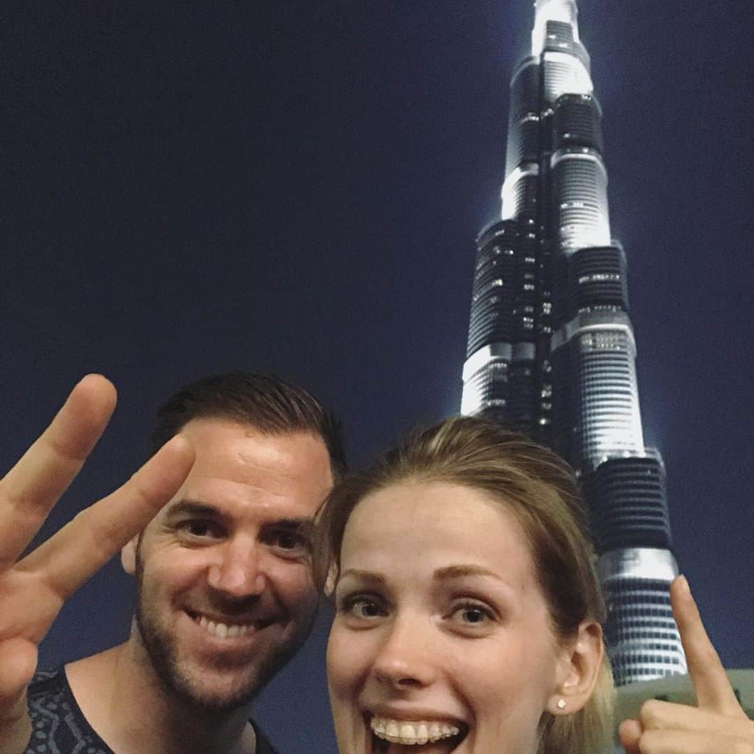 のインスタグラム：「Throwback to 2017 when me and @anneloes_vdhurk travelled to Dubai and Abu Dhabi for vacation. Combination of desert, high rises and traditions. The Burj Khalifa, which stands at 828 meters, and the Sheikh Zayed mosque on of the most impressive and spiritual buildings we both been at.  #vandy44 #travels #dubai #abudhabi #desert」