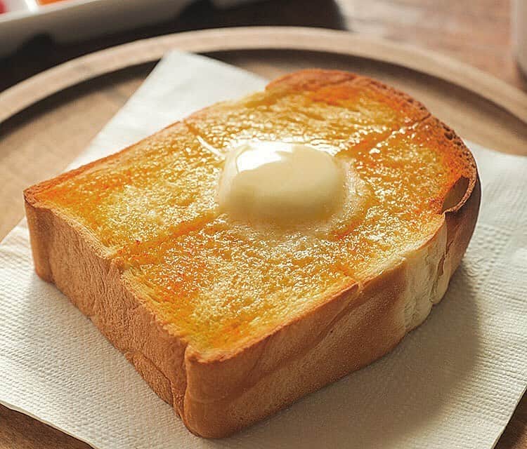 原田彩さんのインスタグラム写真 - (原田彩Instagram)「🍞🍞🍞 . よくねた🥱 おなかすいておきた‪‪。 何のパン食べようかな🥐 . 厚切りパンに切れ目いれて バターのせるの好きぃ❤︎ その上からハチミツかけるもあり🍯‬ . #あさごぱん #朝ごぱん #🍞 #バタートースト #モーニング #ハニーバタートースト #パン #厚切りトースト #朝ごはん #おうちカフェ #おうち時間 #トーストアレンジ #食パンアレンジ」5月21日 10時48分 - ancororiin