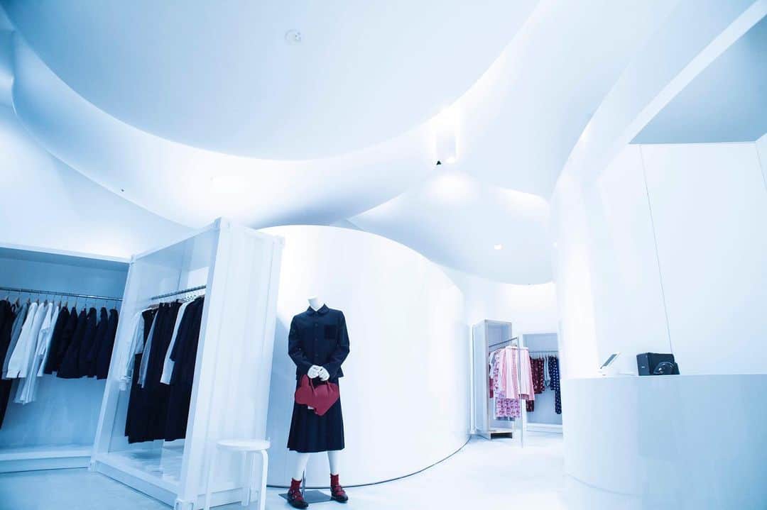のインスタグラム：「「PLEASE13」（発売中）で撮影したCOMME des GARÇONS GIRL のショップ。店舗づくりから川久保玲さんのものづくりを考察しています。  COMME des GARÇONS GIRL SHIBUYA PARCO From PLEASE 13(now on sale) PLEASEらしい取材ページです。#commedesgarconsgirl @commedesgarcons @parco_shibuya_official #commedesgarcons @please_tokyo #photography @torukitahara #girly #lycee #olive」