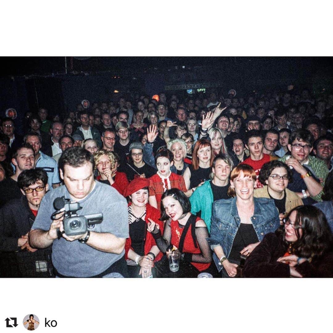 のインスタグラム：「rg @ko 💥 link in bio  In the weeks after 9/11 yeah yeah yeahs hit the stage of clubs all around the city, what came out of us wasn’t just music it was medicine for the grief and fear that blanketed the city, we played like there might not be a tomorrow and it got us through the trauma.  Most people you love who play music, who love music, are going to need that medicine of live music when this passes, it’s simply a lifeline.  I just got the memo that if concerts don’t resume in 2020, 90% of independent venues across America will most likely not open again. Ever. 💔 As someone who came of age performing and depending on these clubs to make a living, who’s life was forever altered by attending these clubs as an awkward teen, and as an artist who wants to continue showing up at these clubs to play the shit out of them for you our fans 💥 we’ve gotta make some noise to save our stages🙏✊ it takes 30 seconds, the link is in my bio let’s flood em with our support ❤️❤️❤️ spread the word #saveourstages  @nivassoc  @metrochicago @firstavemusic backstage @thetroubadour 📸 @little_vampire」