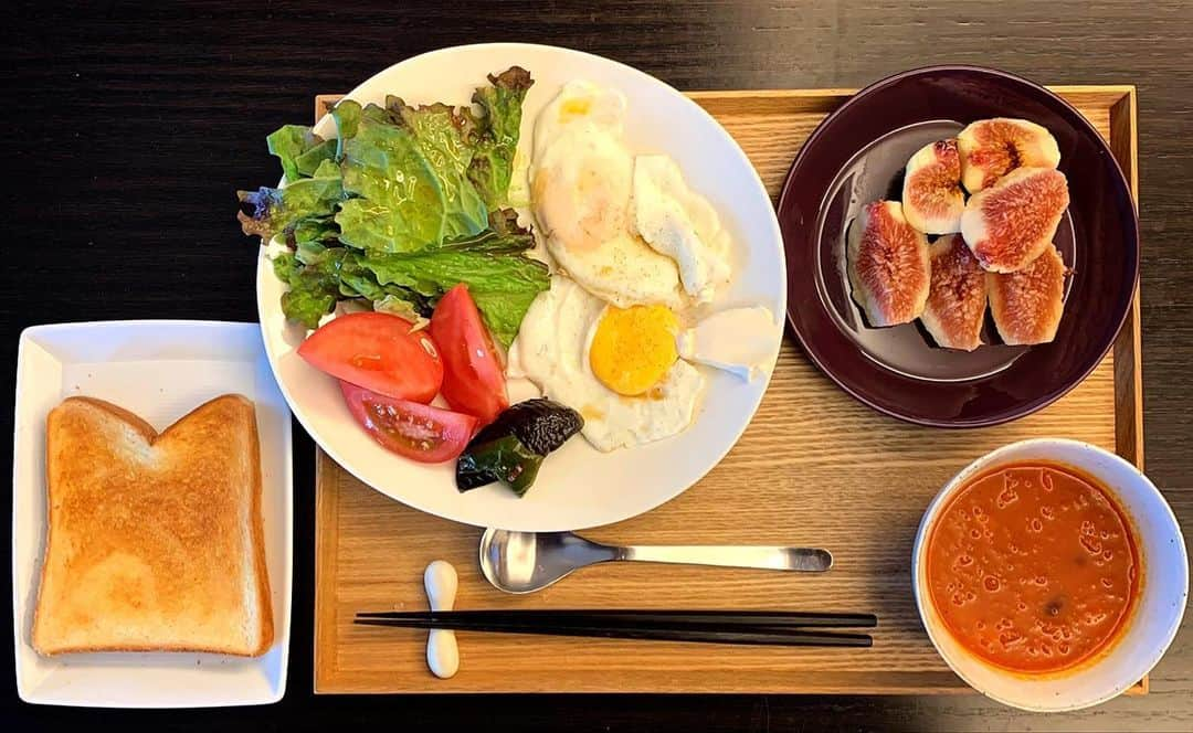 祐真朋樹さんのインスタグラム写真 - (祐真朋樹Instagram)「#ステイホーム #朝ご飯 #トースト #ミネストローネ  #いちじく  #祐ご飯 #利ご飯 #器は料理の衣装 #器は食の衣」5月21日 11時03分 - stsukezane